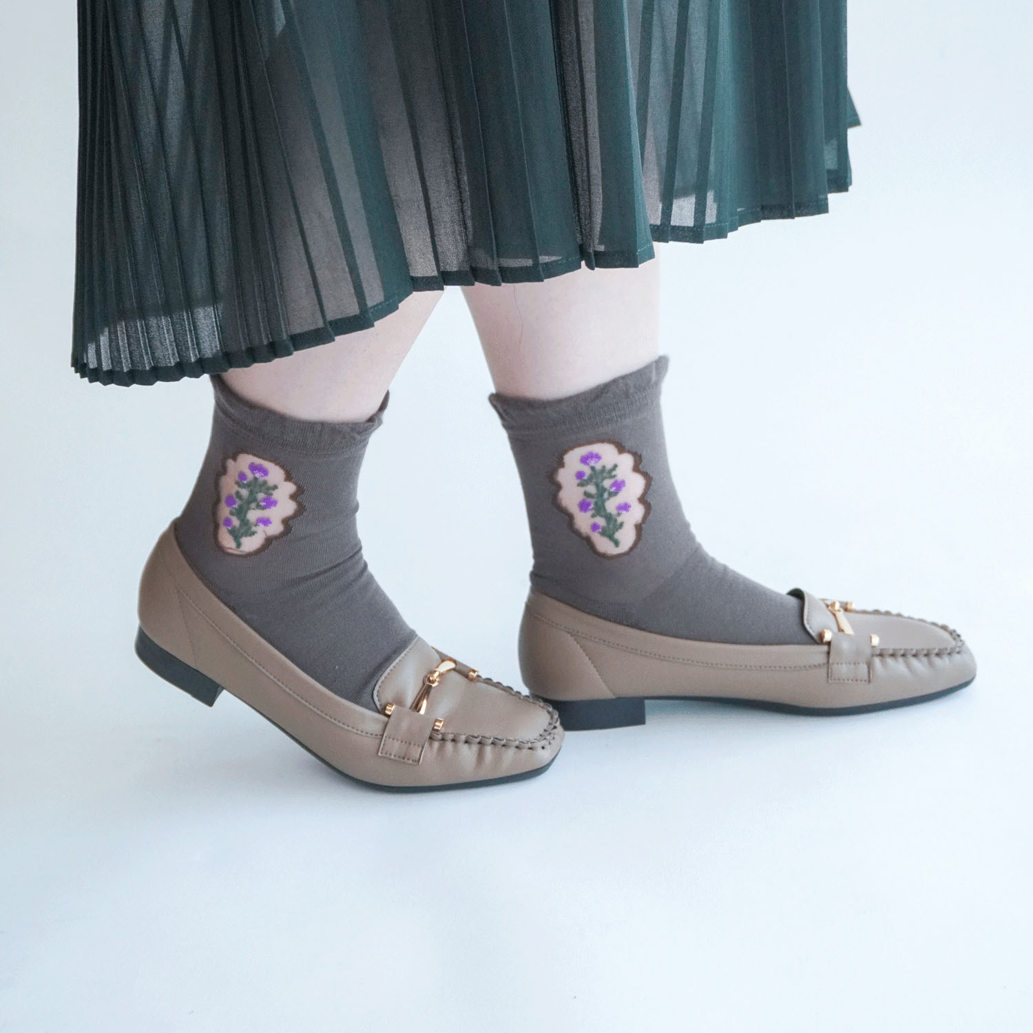 シースルーソックス クルー丈 シルク混  足底パイル くりぬきお花柄【在庫限り】 - 画像3