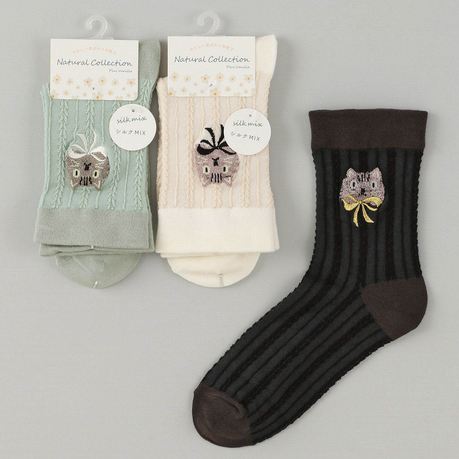 Natural Collection  クルー丈 シルクMIX ねこ柄 りぼん 靴下 - 画像1