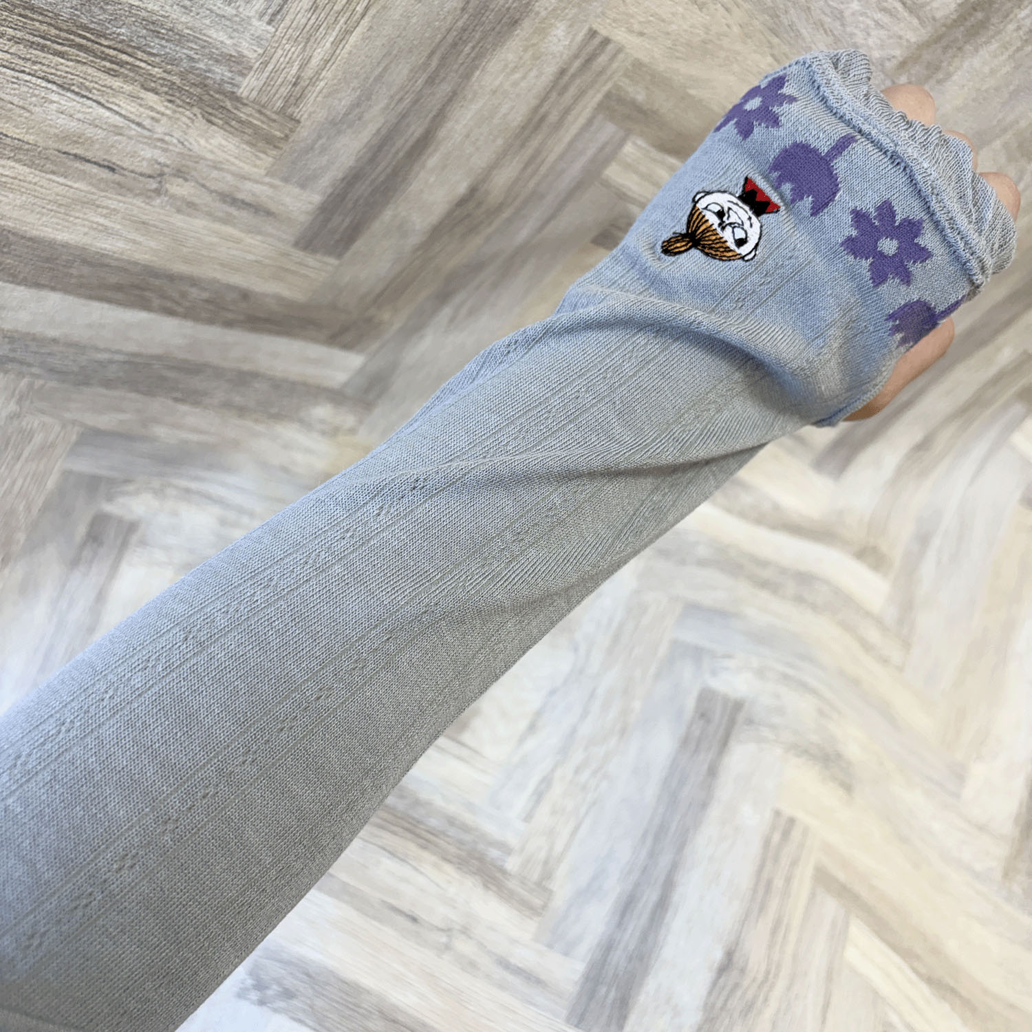 MOOMIN アームカバーUVカット＋冷感 裾花柄ミイ刺繍 - 画像3