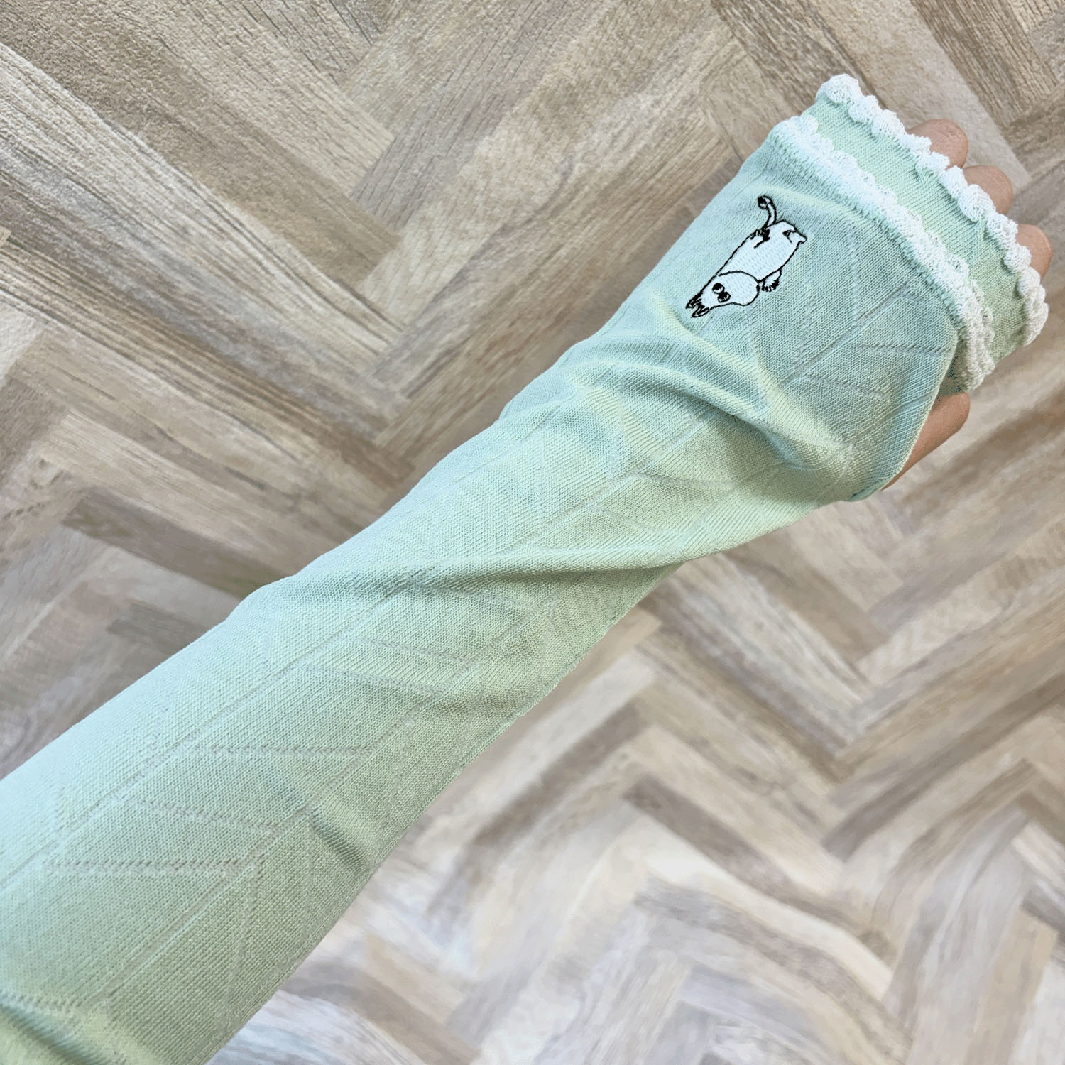 MOOMIN アームカバー UVカット＋冷感 枝柄ムーミン刺繍 - 画像6