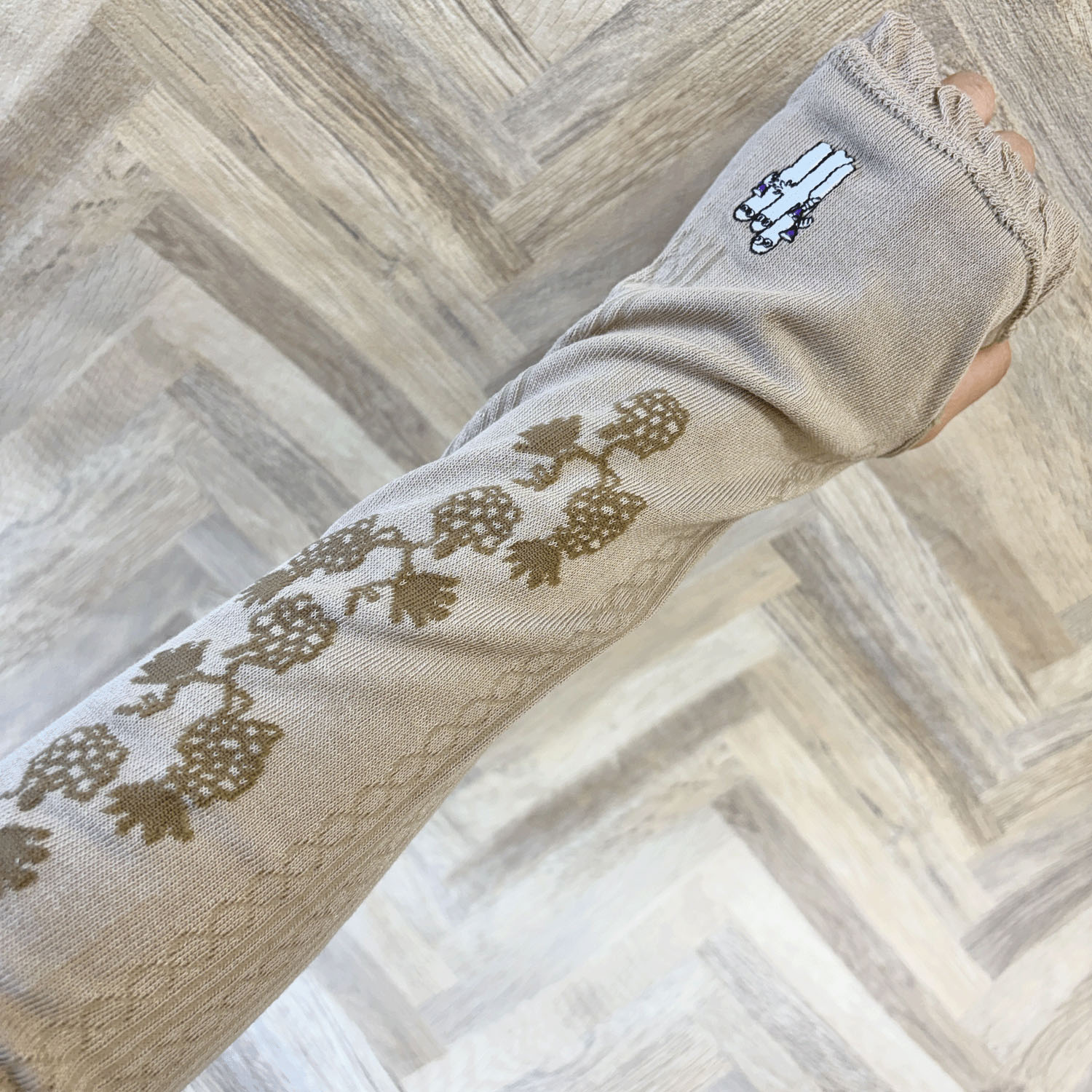 MOOMIN アームカバー UVカット＋冷感 ぶどう柄ニョロニョロ刺繍【在庫限り】 - 画像5