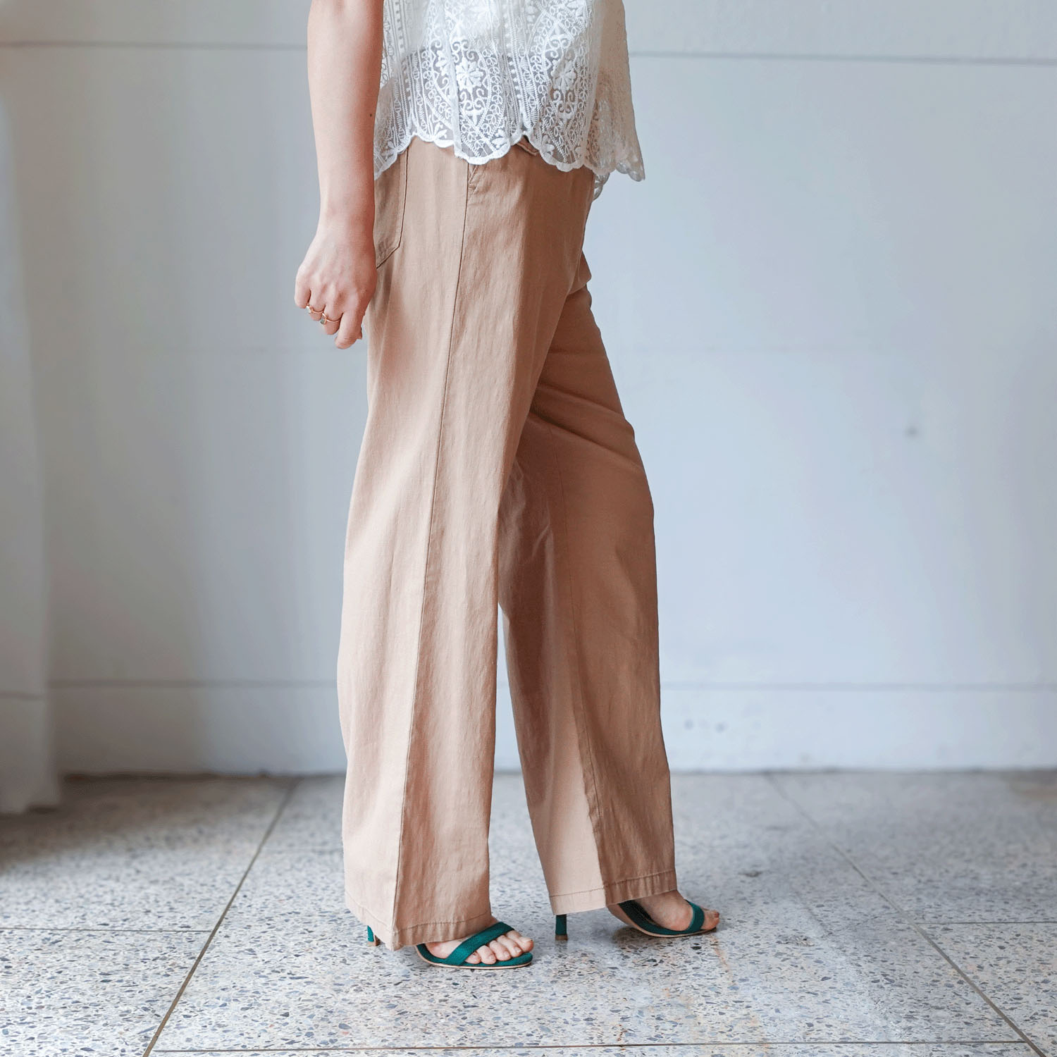 aiai リヨセル麻ストレッチ シュッと！ストレートパンツ - 画像3