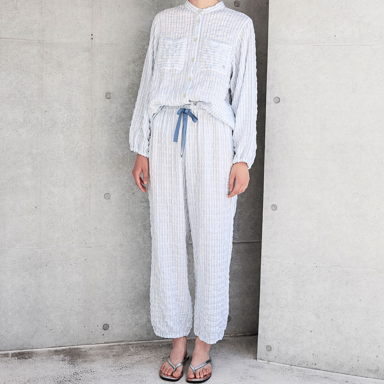 Narue シャーリングダブルガーゼストライプスタンドカラーパジャマ - 画像2