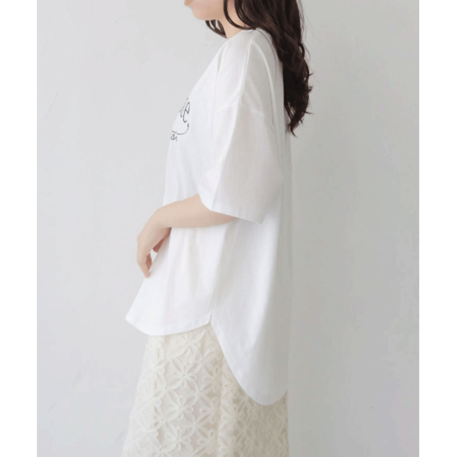 vingtroisドライタッチコットンカーブロゴTシャツ - 画像5