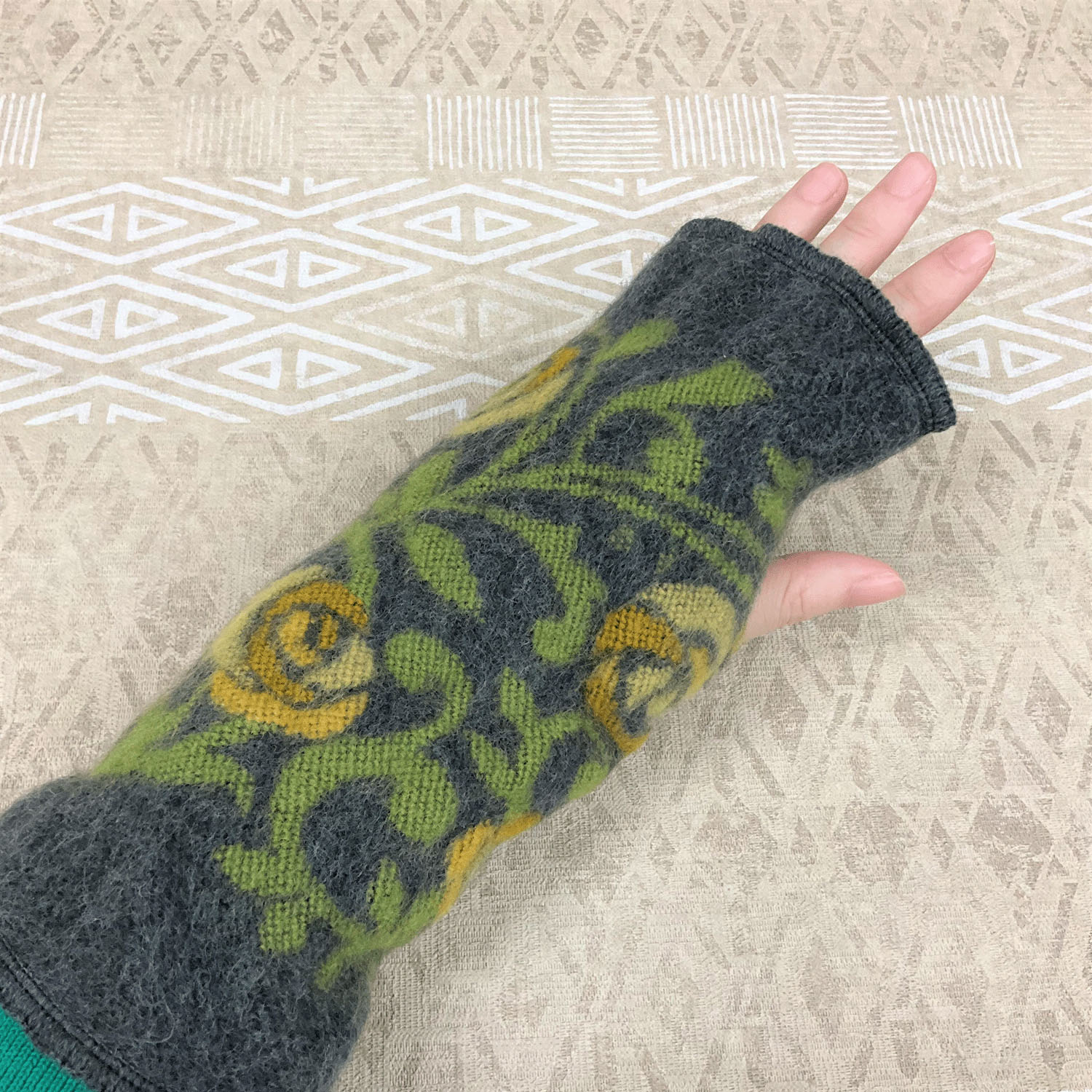 【在庫限り終了】ラシクモア ダマスクスローズ ハンドウォーマー - 画像3