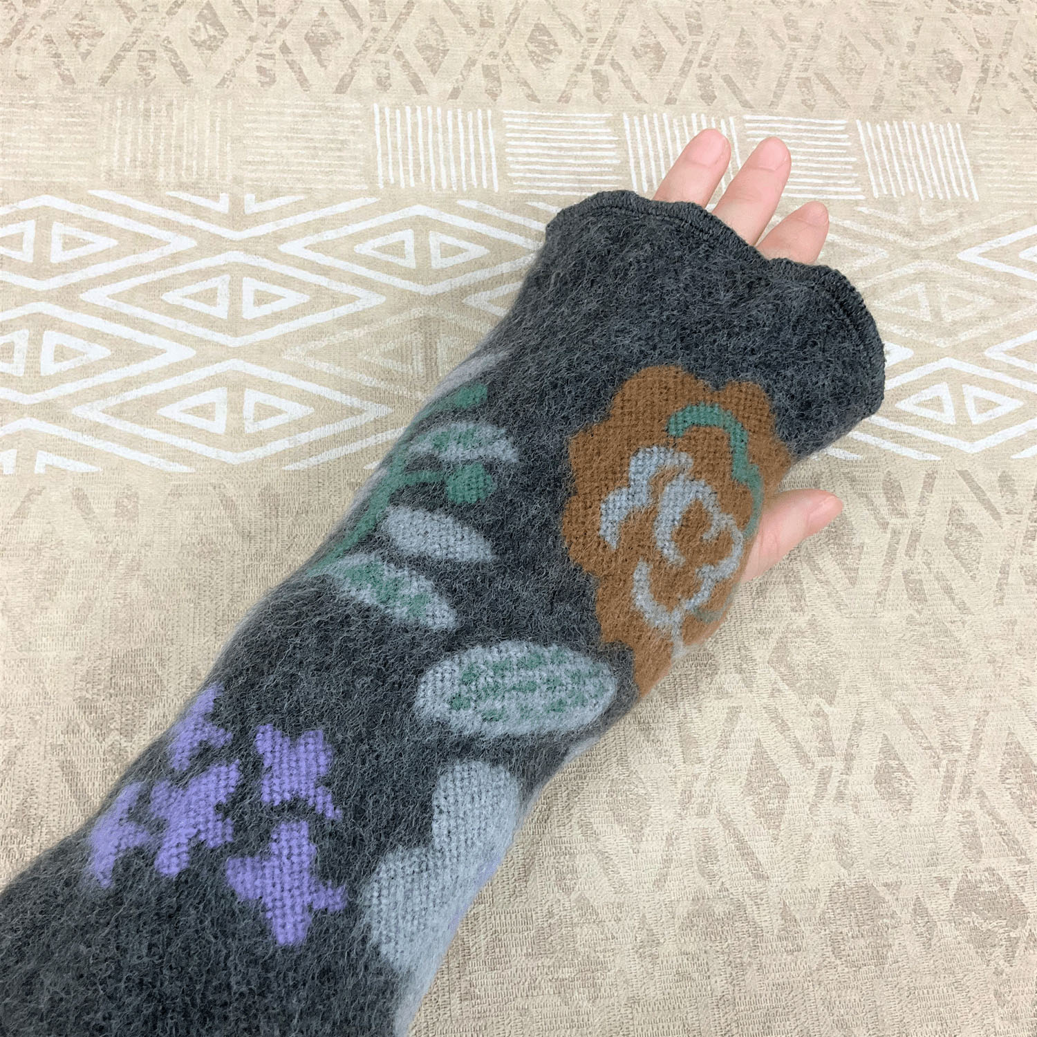 【ネイビーブルー終了】ラシクモア 北欧フラワー ハンドウォーマー - 画像2