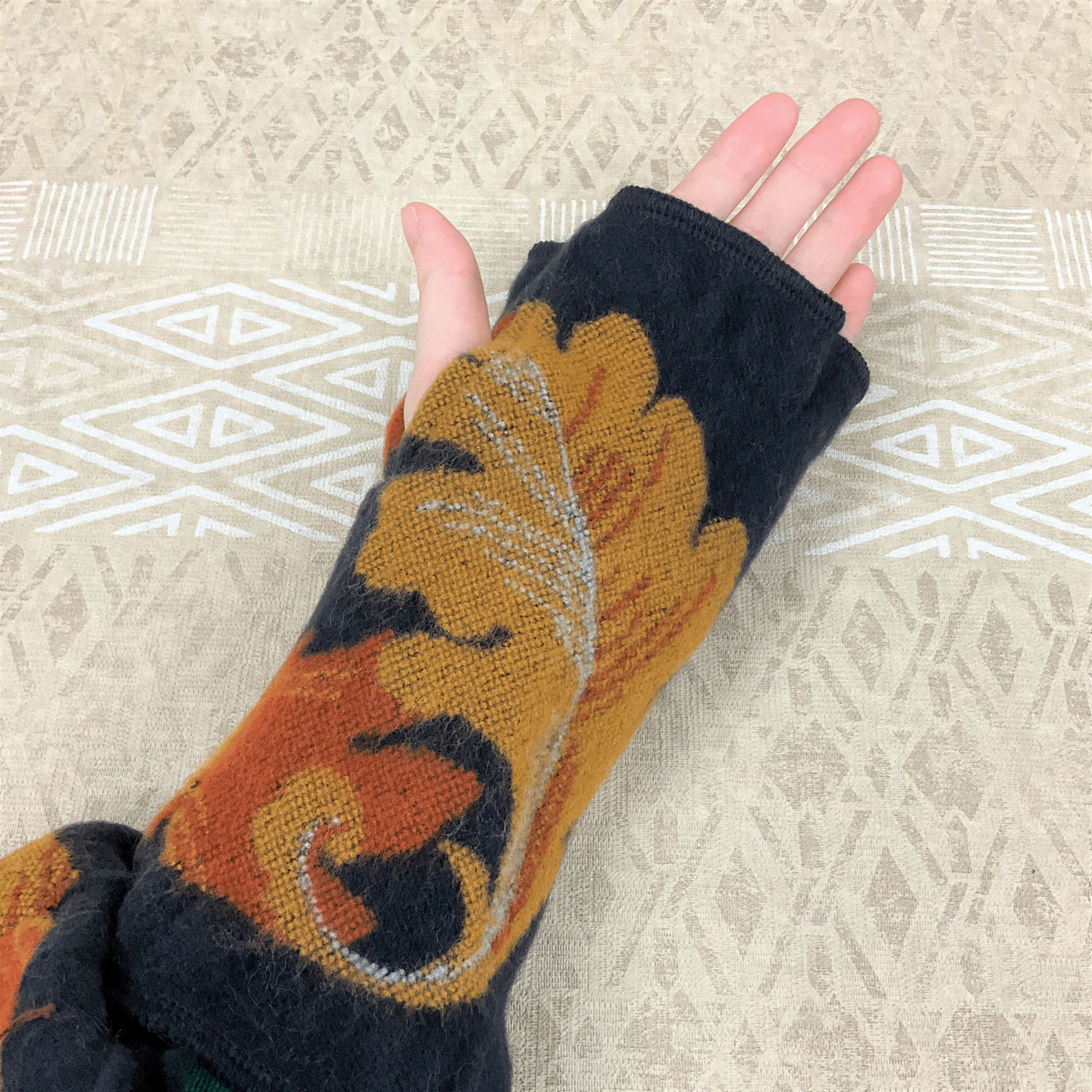 ラシクモア アカンサス ハンドウォーマー - 画像3