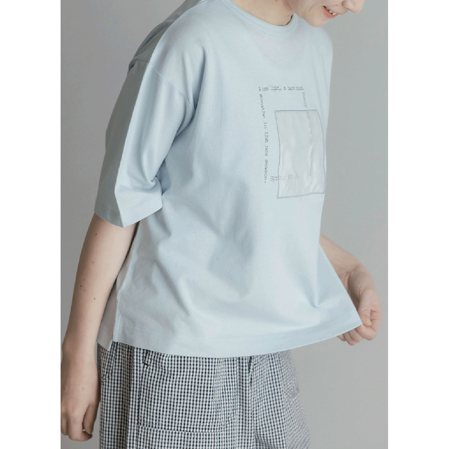 【4月中旬頃入荷予定】LILASIC スクリプト刺繍Tシャツ - 画像1