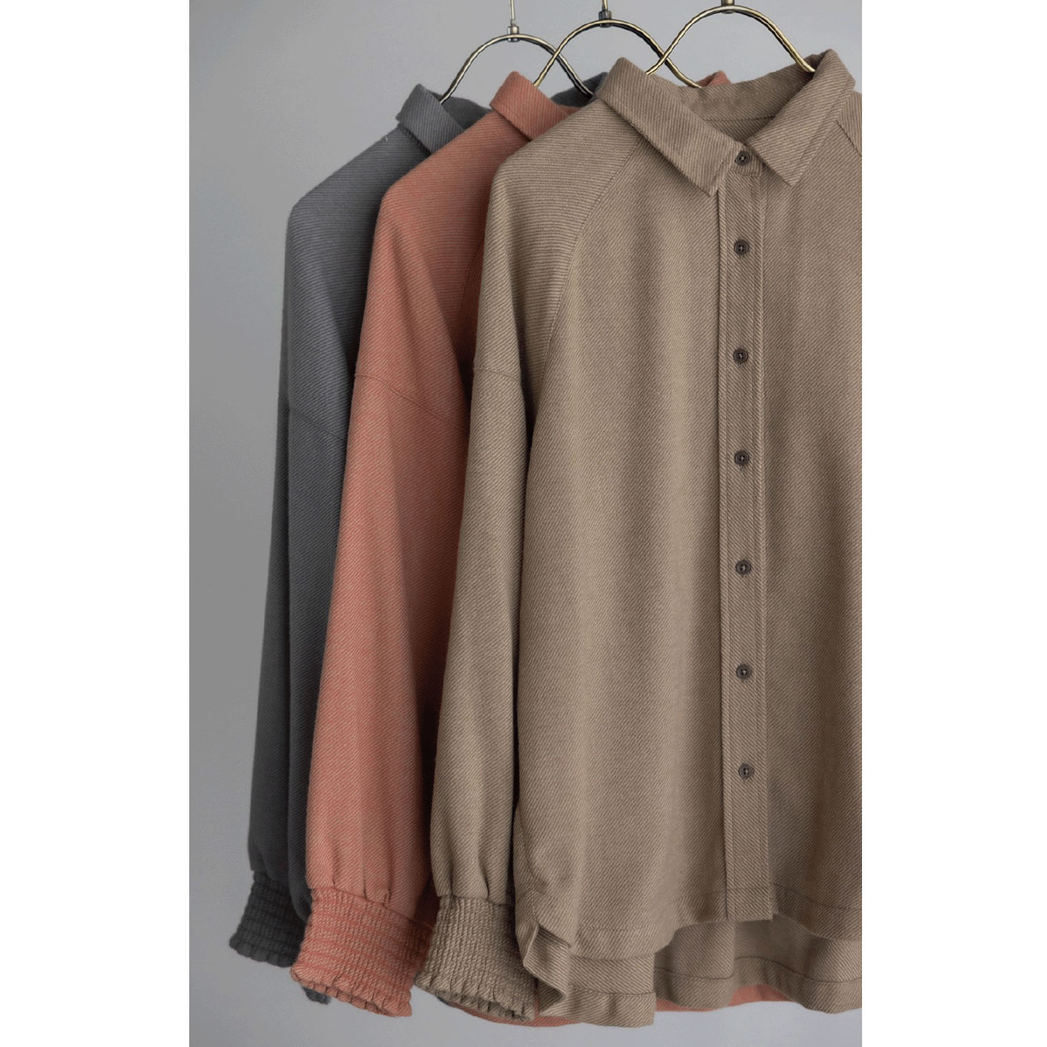 LILASIC ギャザーカフスブラウス - 画像2