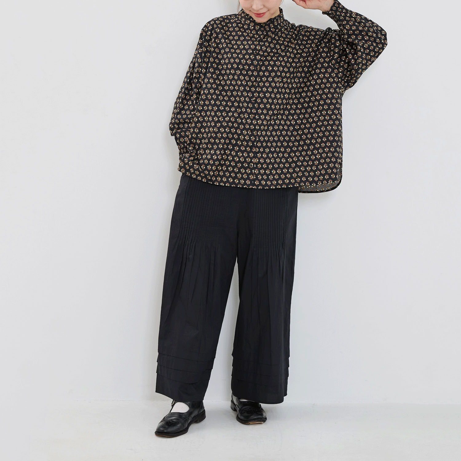 YURK geniet van ボタニカルプリントフリルカラーシャツ - 画像5