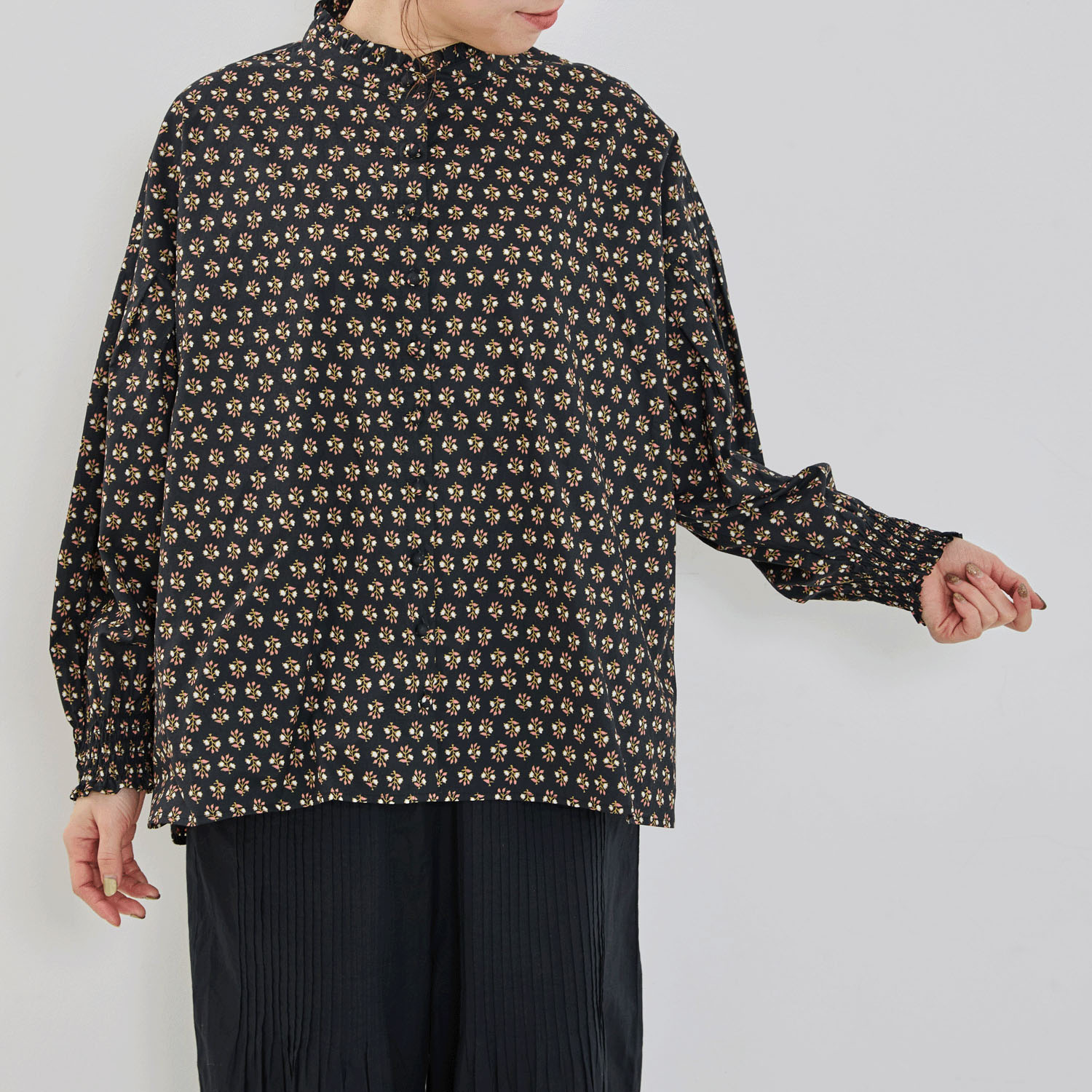 YURK geniet van ボタニカルプリントフリルカラーシャツ - 画像1