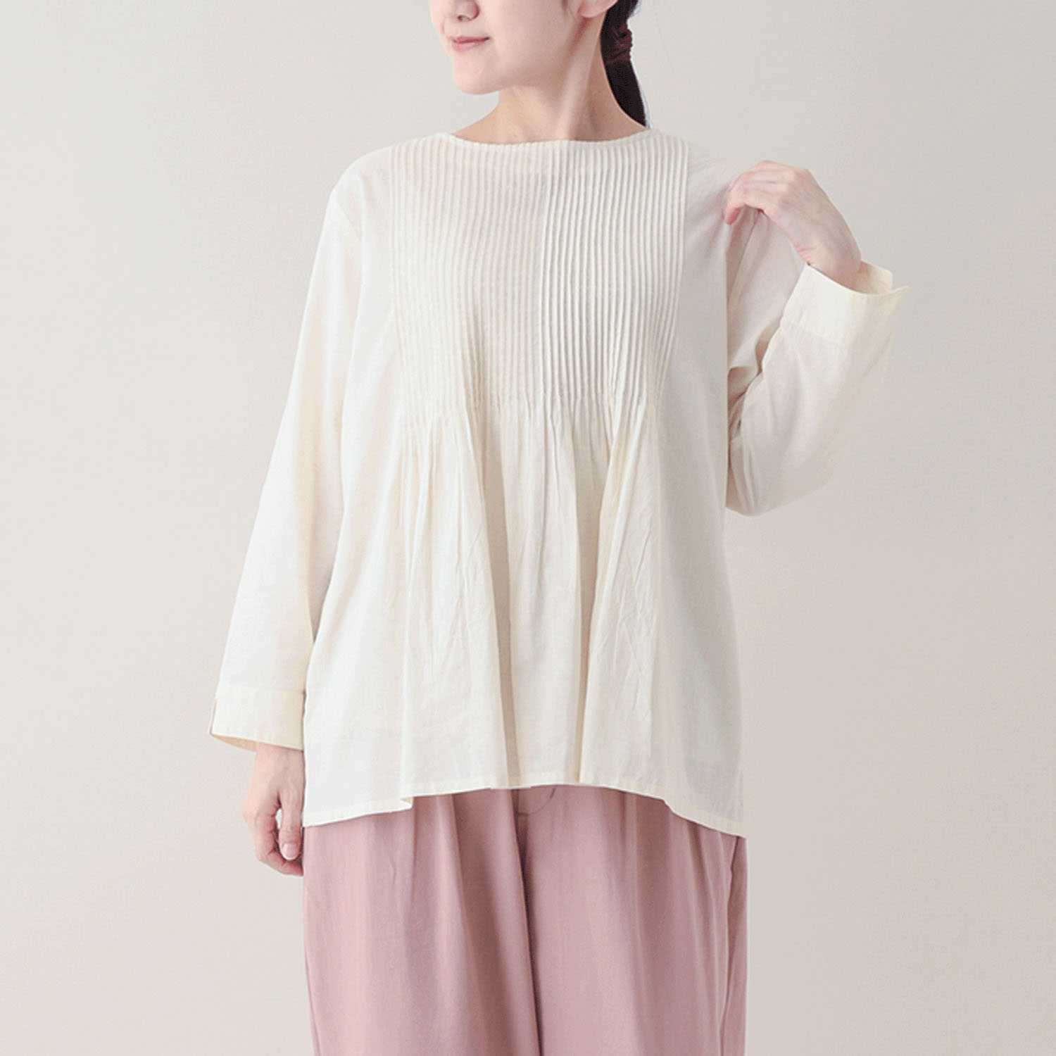 東京かんかん ピンタックコットン無地2WAYブラウス - 画像4