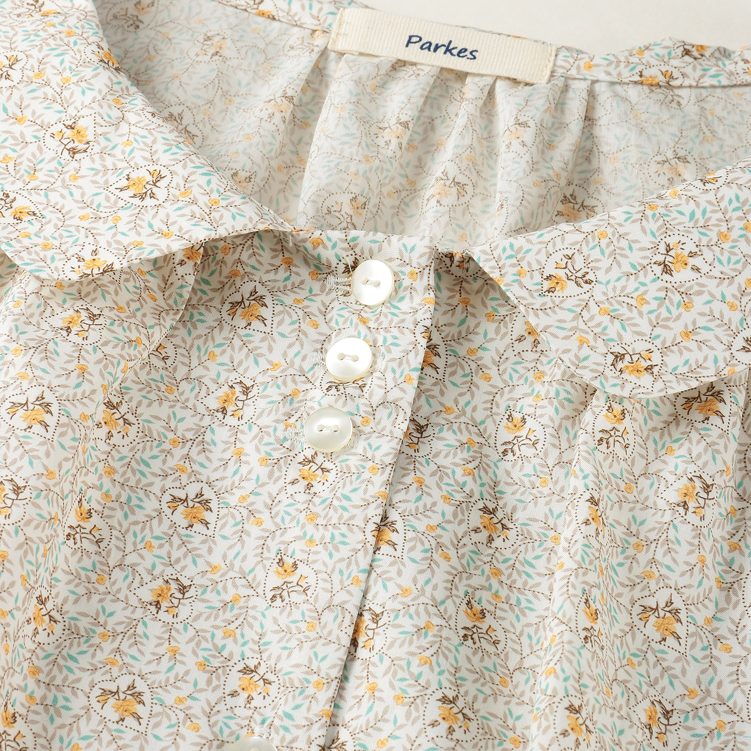 Parkes LIBERTYフラットカラーギャザーブラウス - 画像3