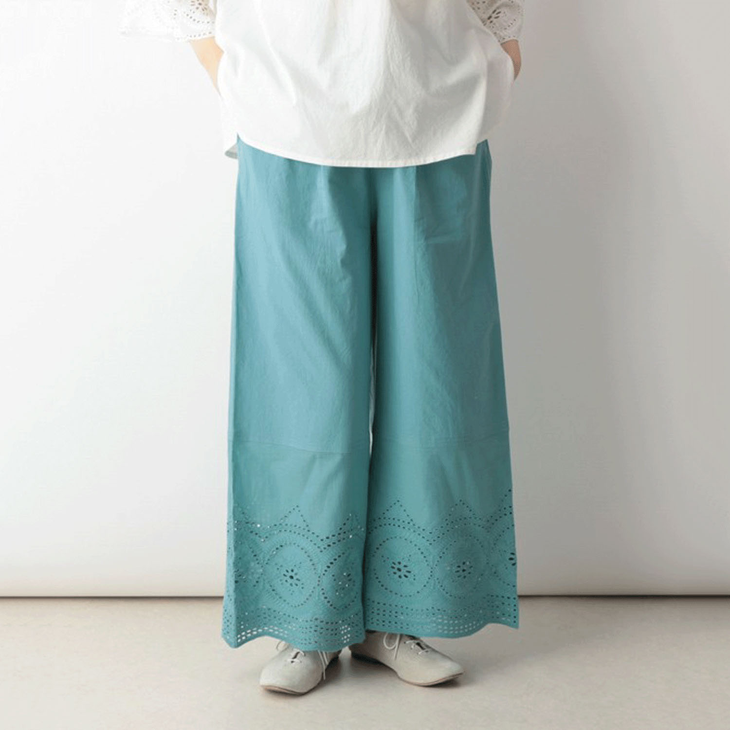 東京かんかん 縁がかわいい刺繍コットンパンツ - 画像1