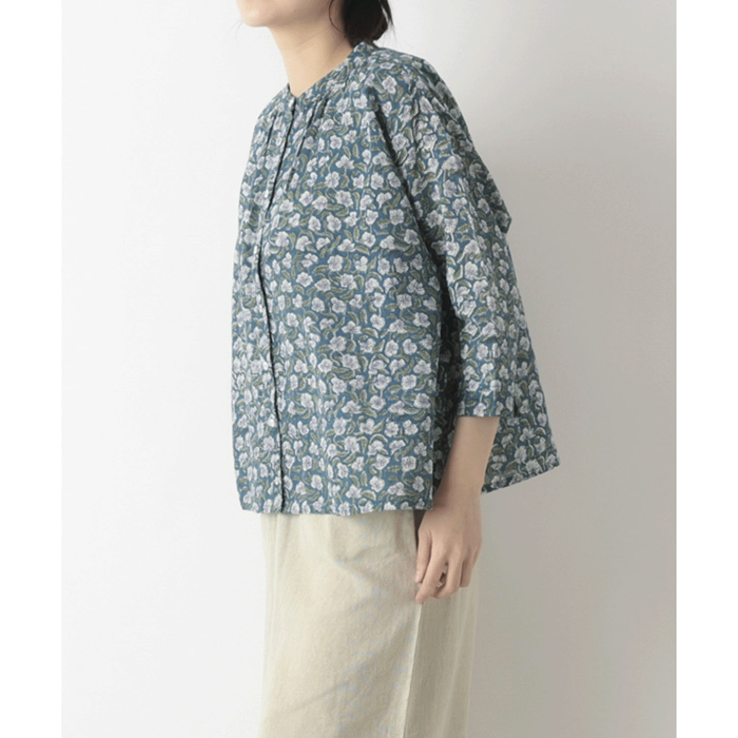 東京かんかん 花々のブロックプリントコットンリネンブラウス - 画像3