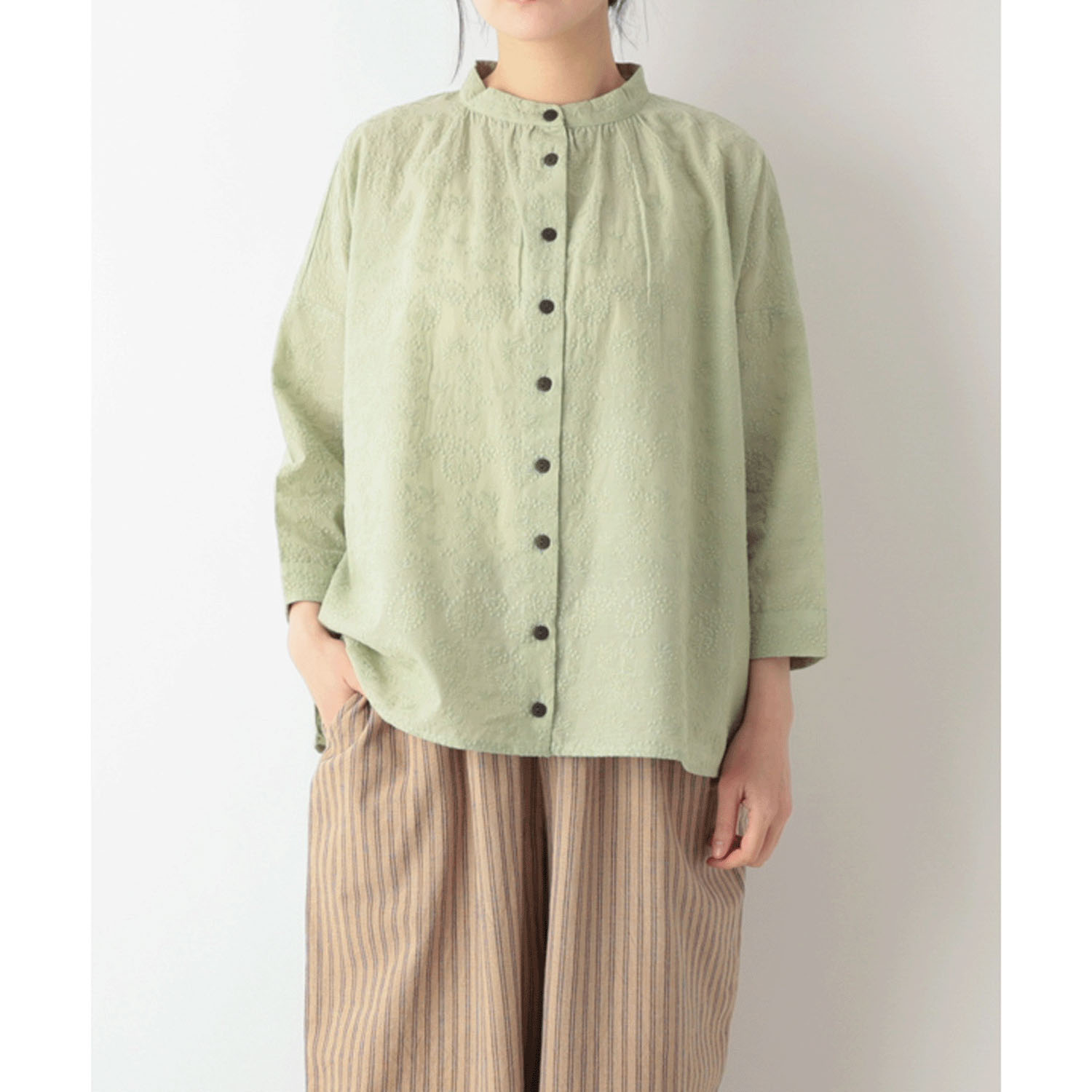 東京かんかん ペイズリー小花柄刺繍コットンギャザーブラウス