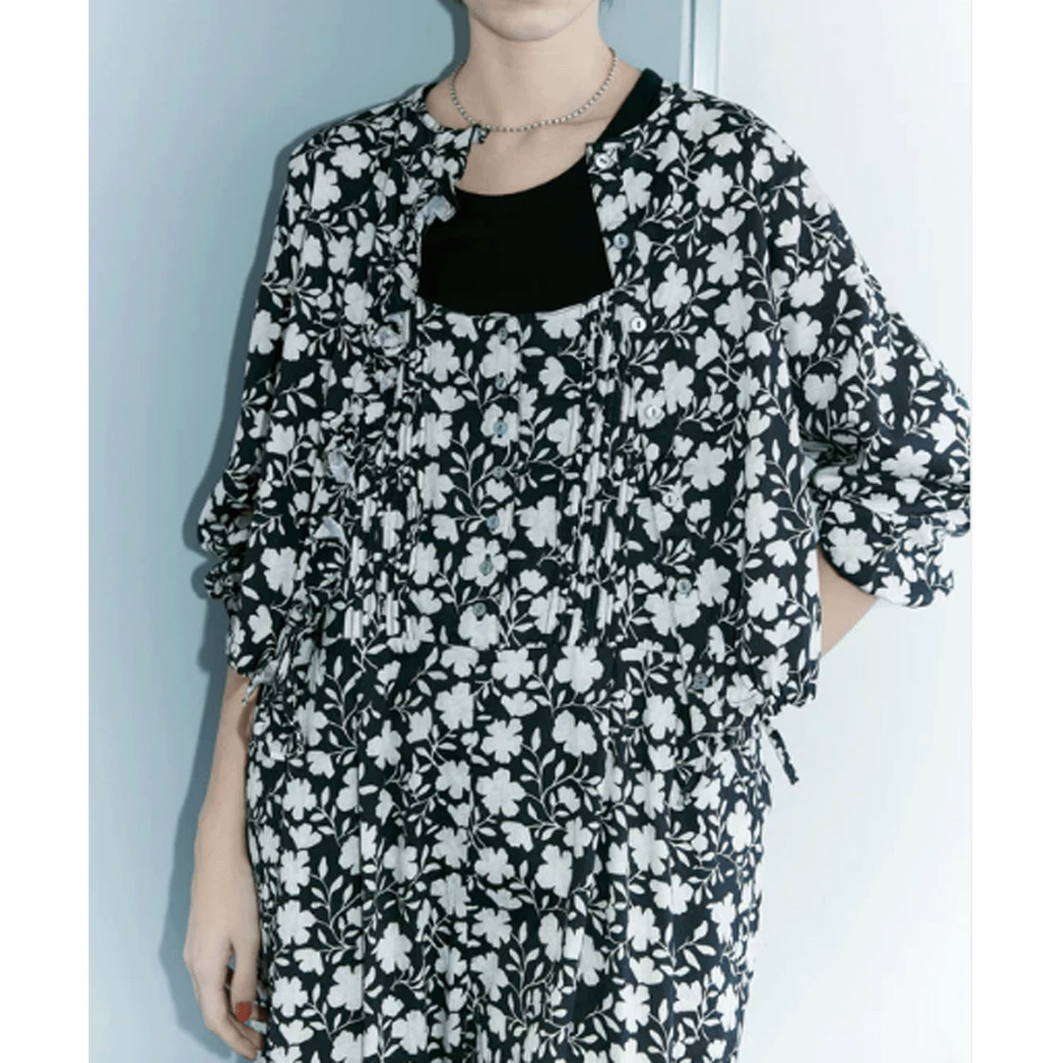 doux bleu フラワーモダンプリントフリルブラウス - 画像4