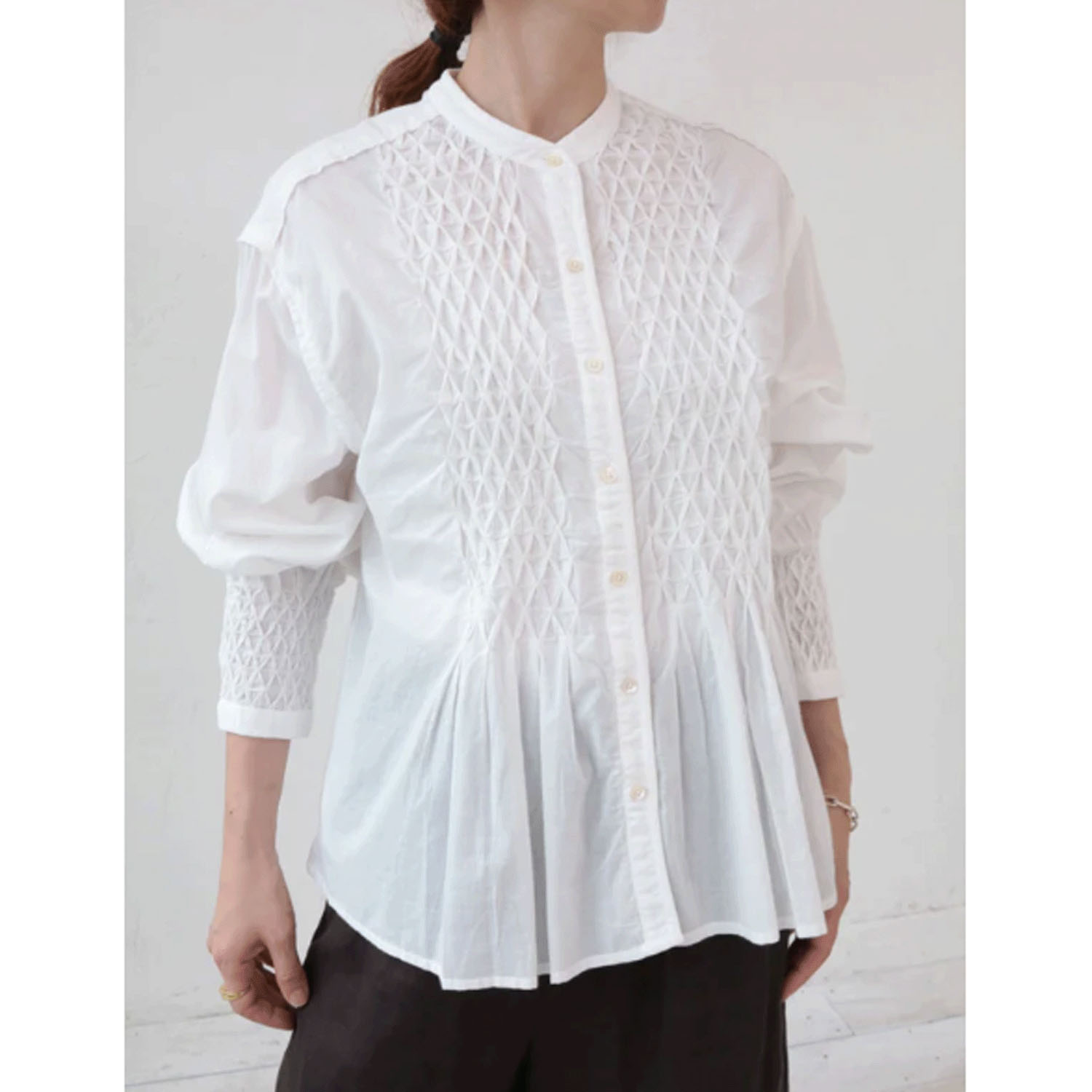 doux bleu ハンドスモッキング刺繍シャツ - 画像2