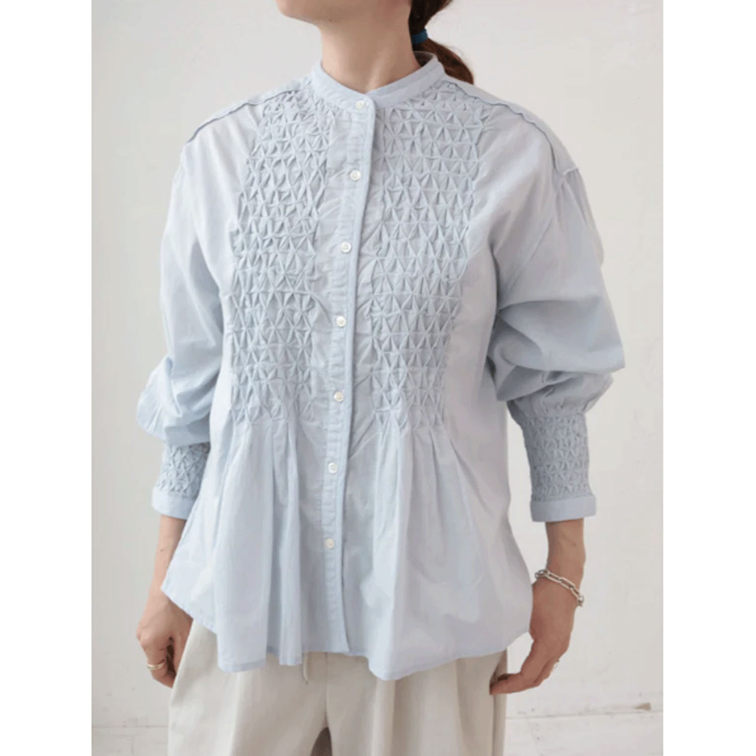 doux bleu ハンドスモッキング刺繍シャツ - 画像11