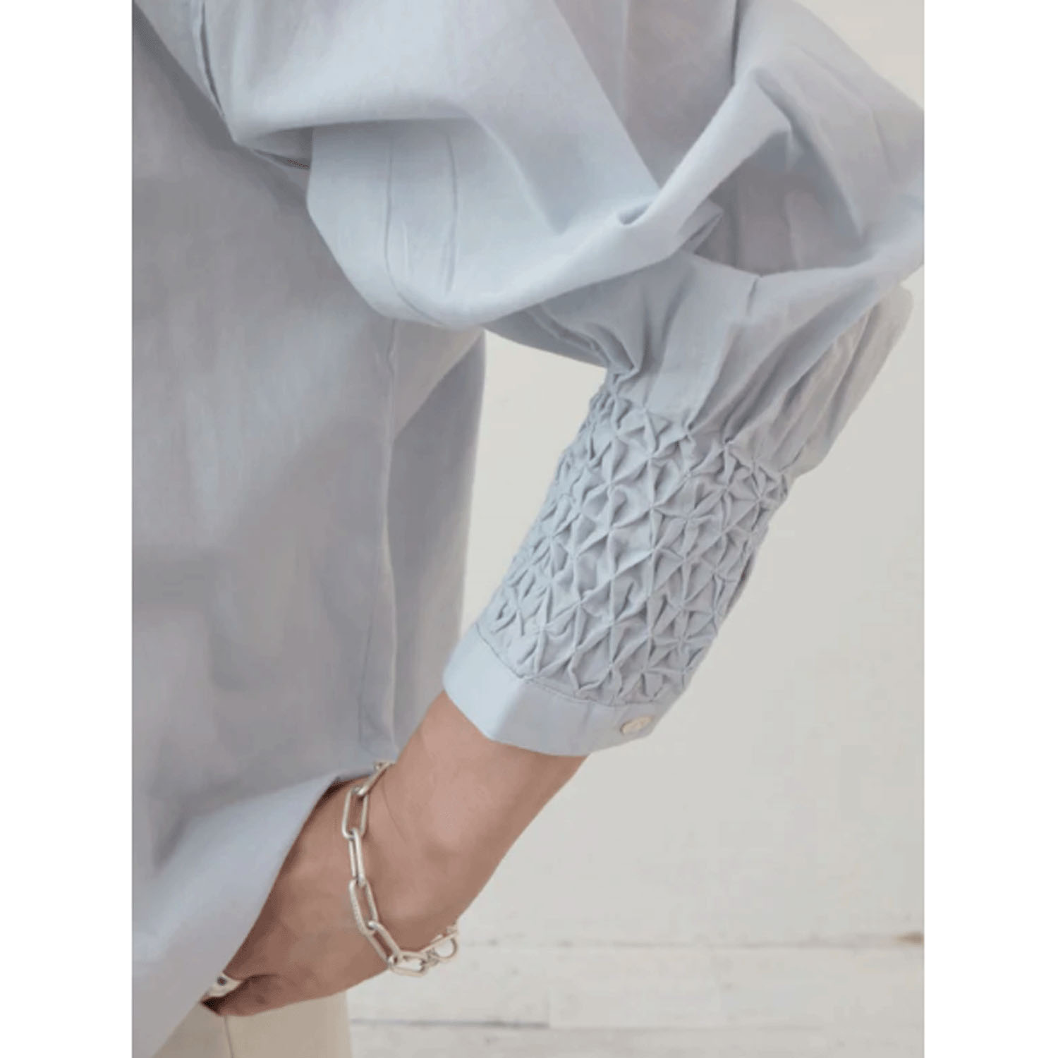 doux bleu ハンドスモッキング刺繍シャツ - 画像15