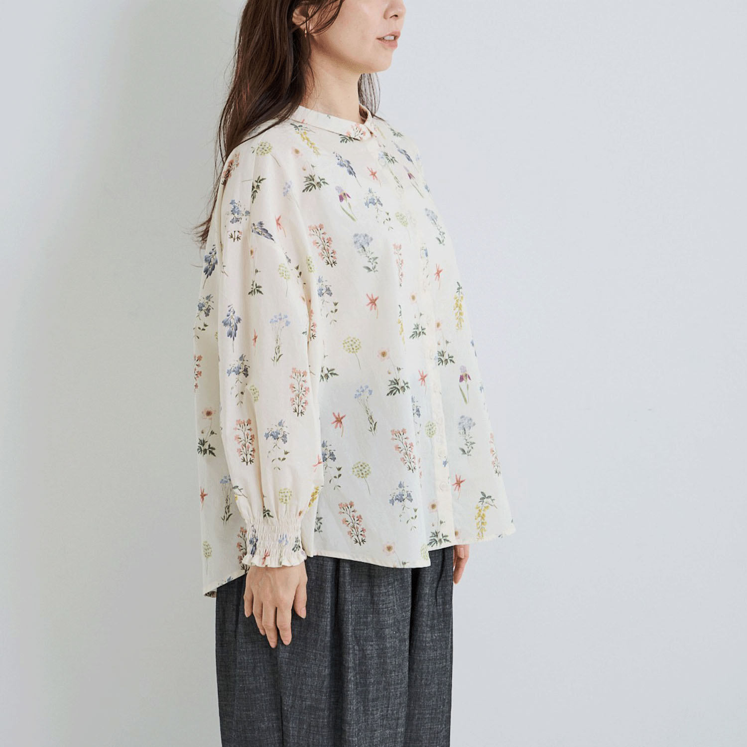 YURK genite van フラワープリント袖シャーリングシャツ - 画像6