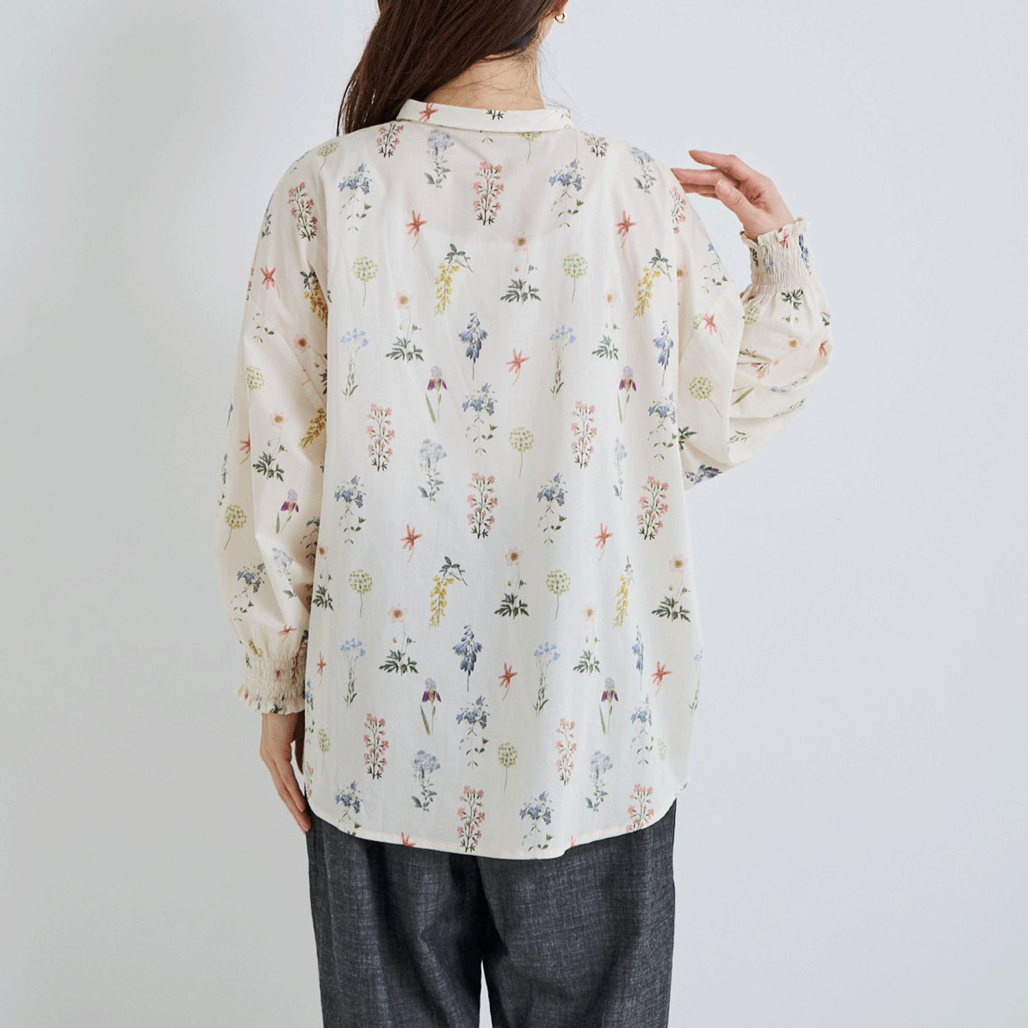 YURK genite van フラワープリント袖シャーリングシャツ - 画像7