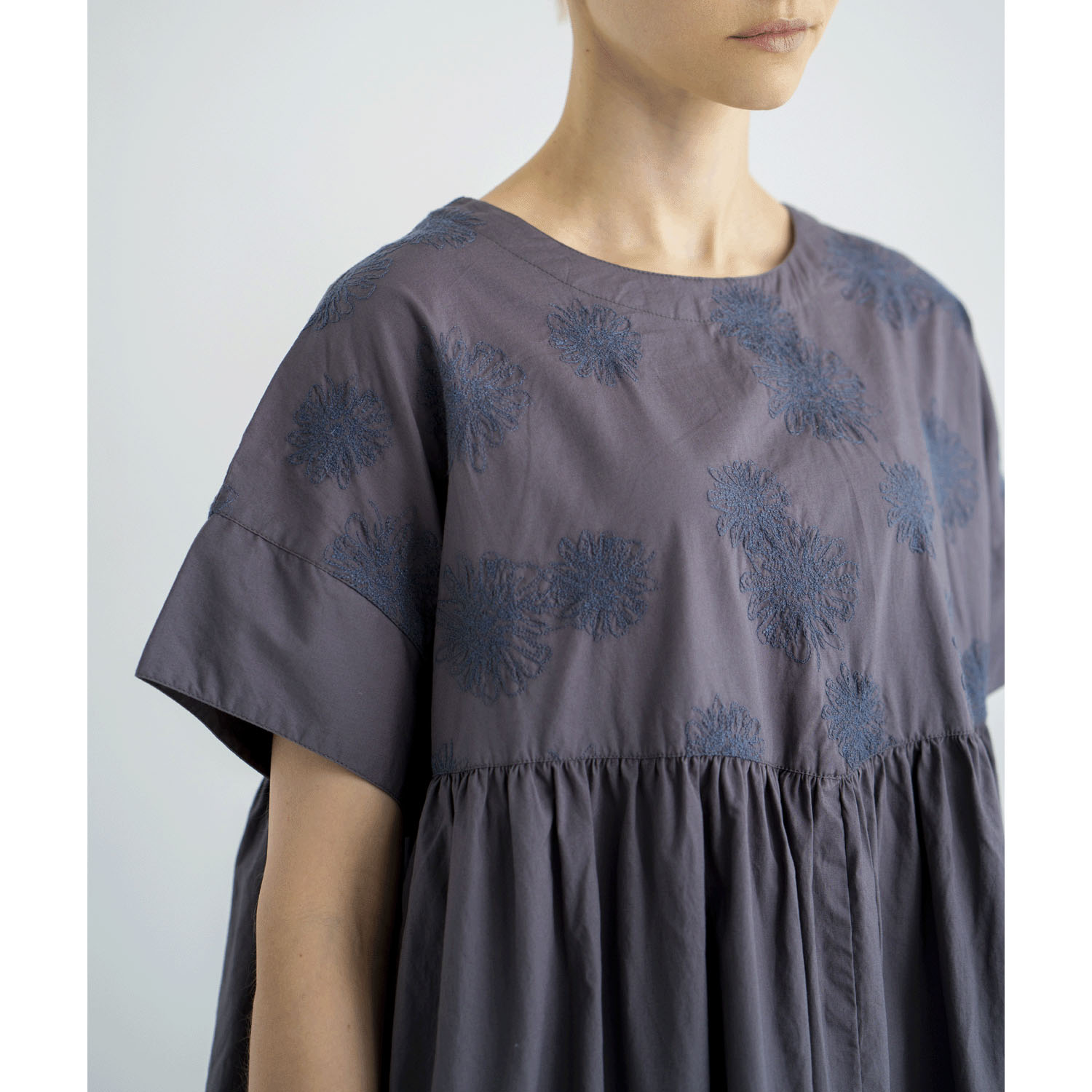 ista－ire ポプリン ダリア刺繍ワンピース - 画像3