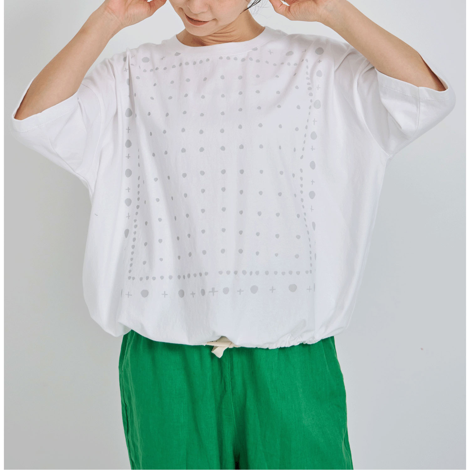 YURK geniet van バンダナ風プリントT - 画像1