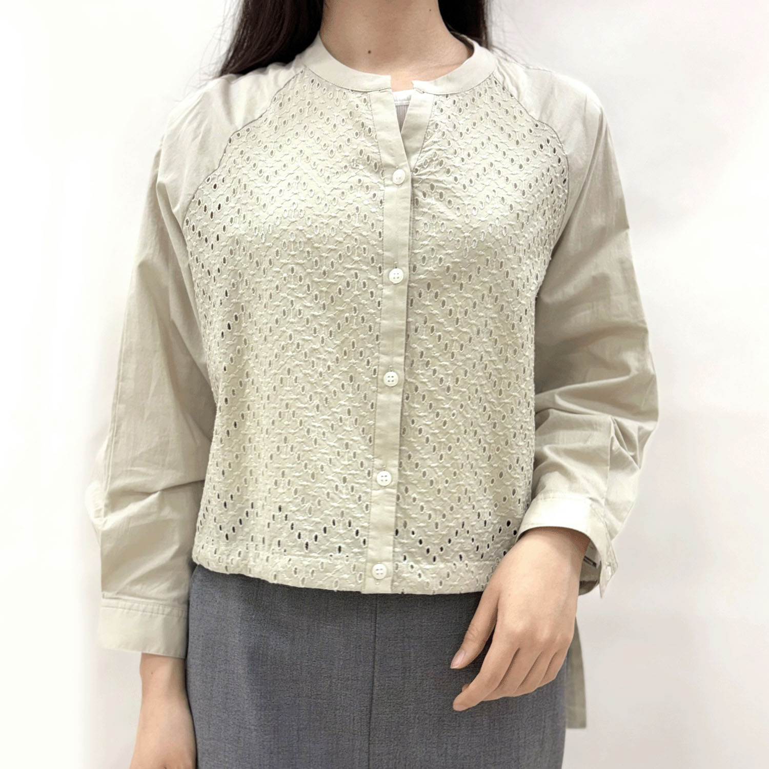 ギザギザ刺繍ブラウス