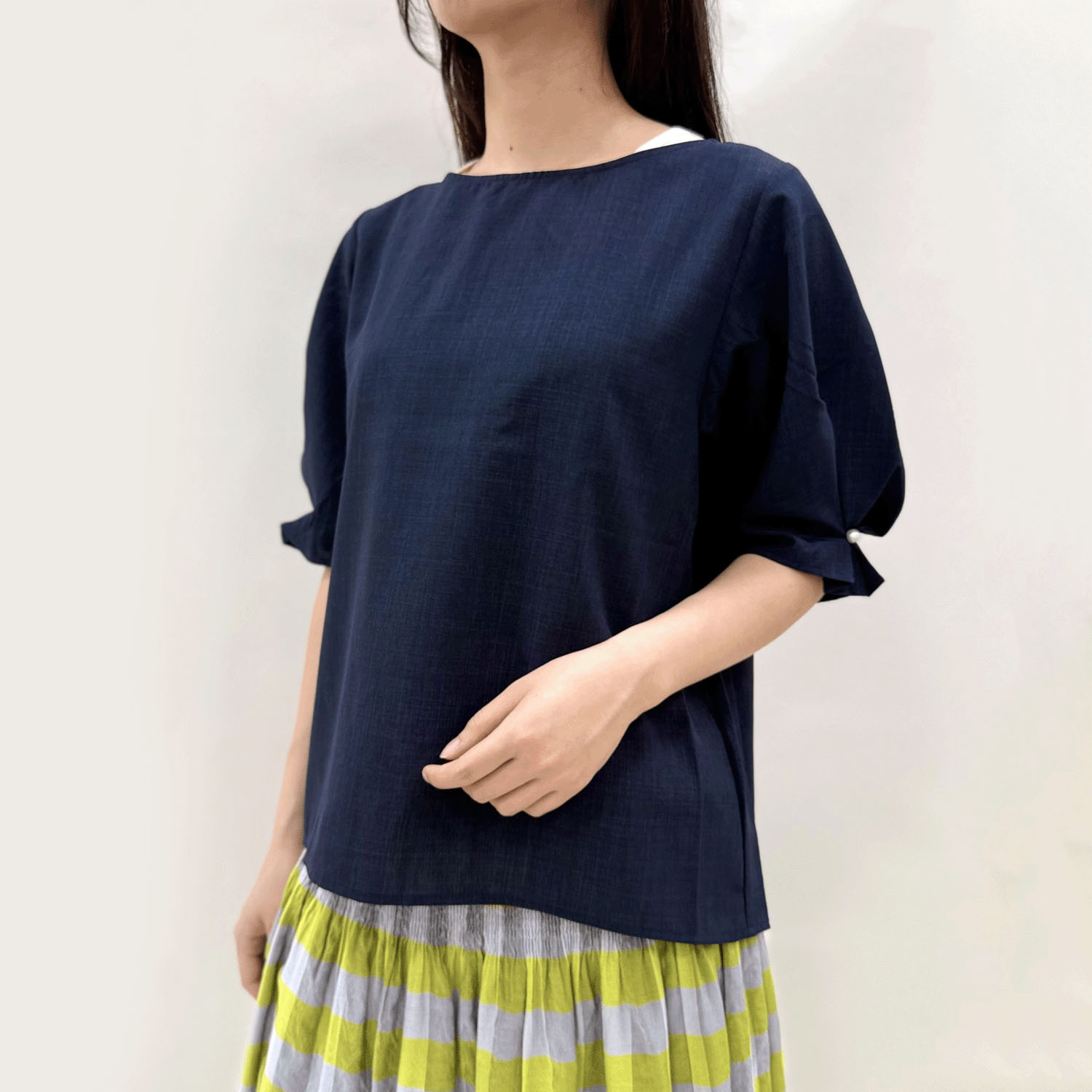 リネンライク袖パールブラウス - 画像1