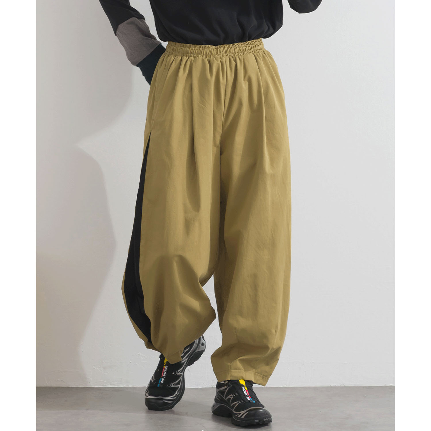 【ETONET限定】 iriey 脇タックコクーンパンツ - 画像12