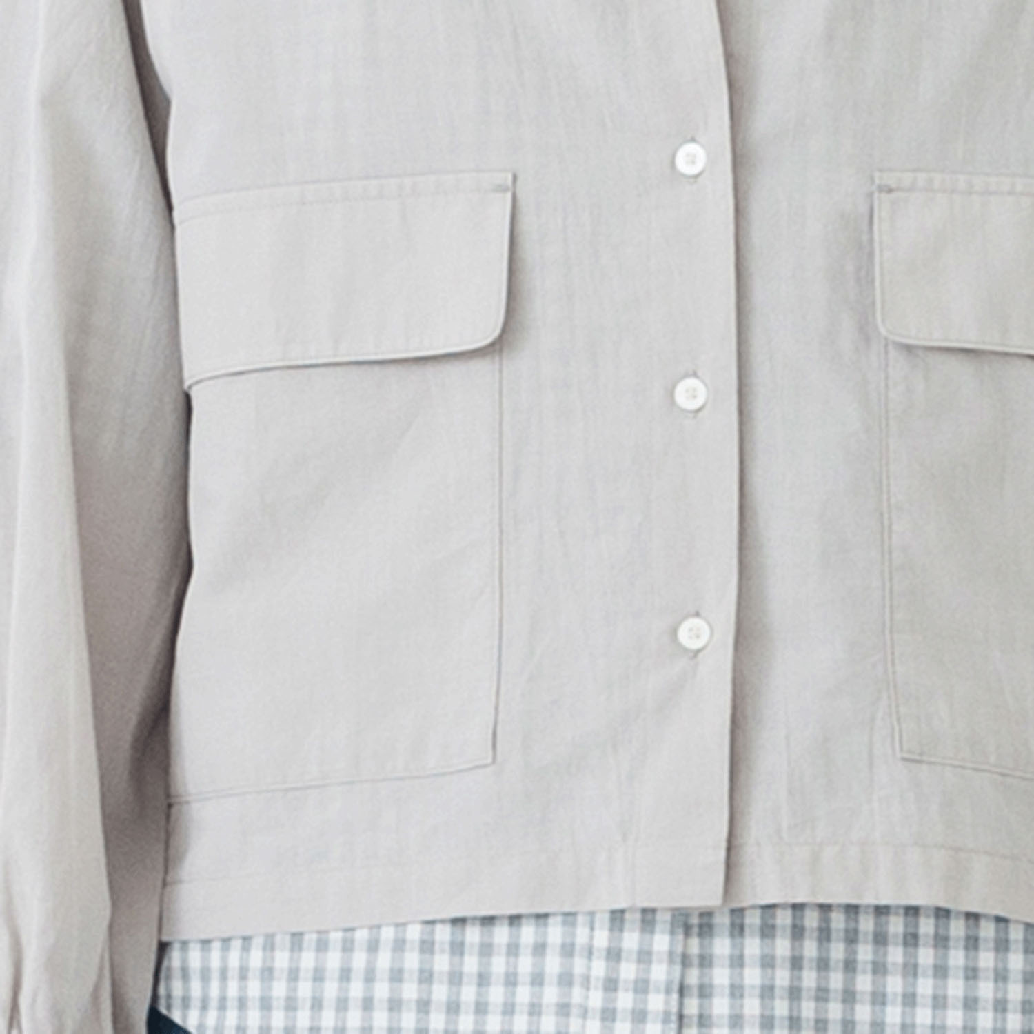 【お取り寄せ】kermu シアーコットンフロントボタンフーデットブラウス - 画像6