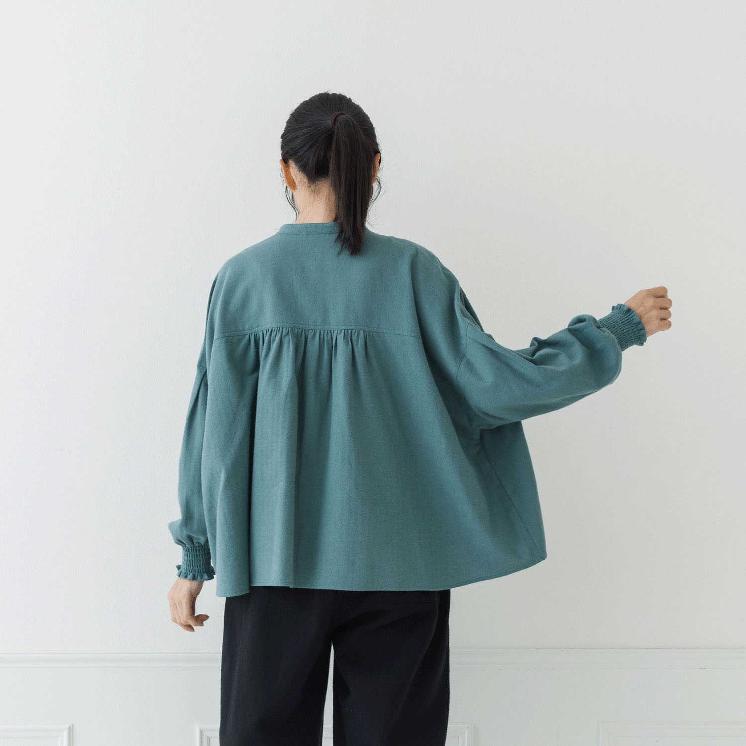 【お取り寄せ】Crea delice 袖口シャーリングワイドギャザーブラウス - 画像2