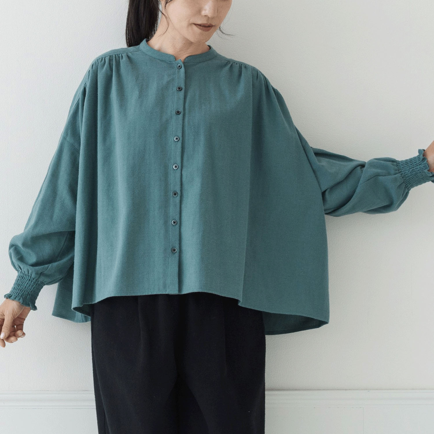 【お取り寄せ】Crea delice 袖口シャーリングワイドギャザーブラウス - 画像1