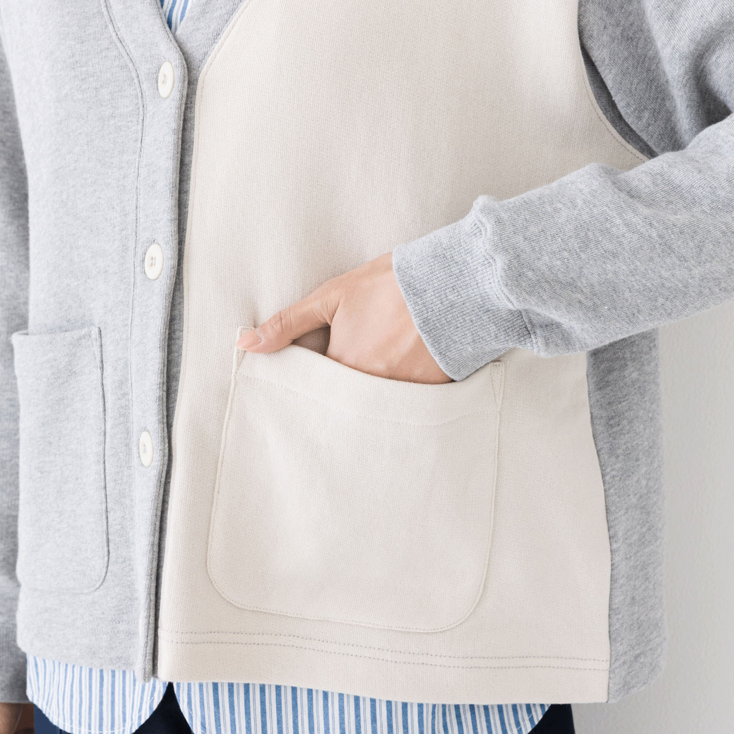 【お取り寄せ】Kermu コットンガーゼ裏毛バイカラーVネックカーディガン - 画像7