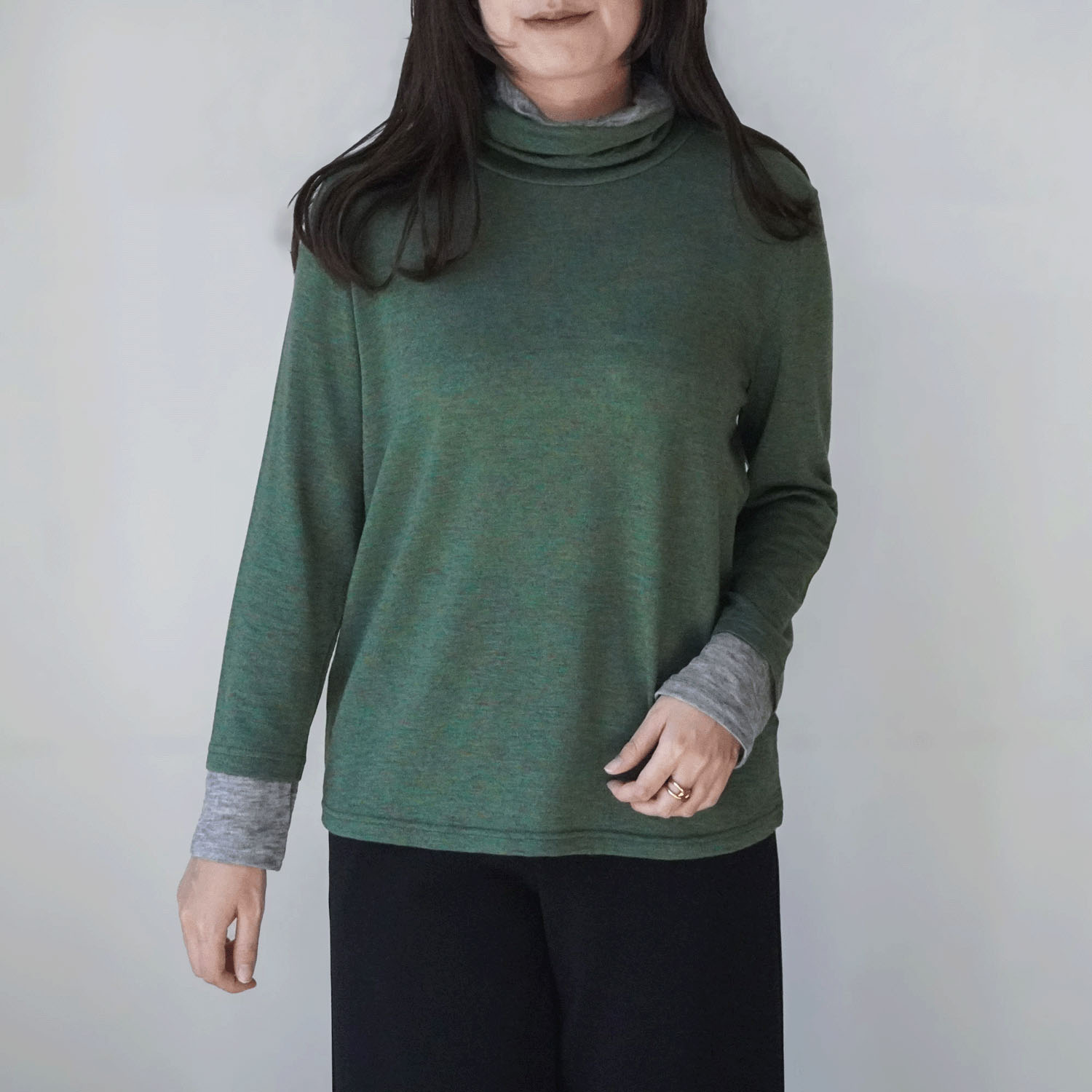 サテンドールひねり配色ハイネックカットソー - 画像1