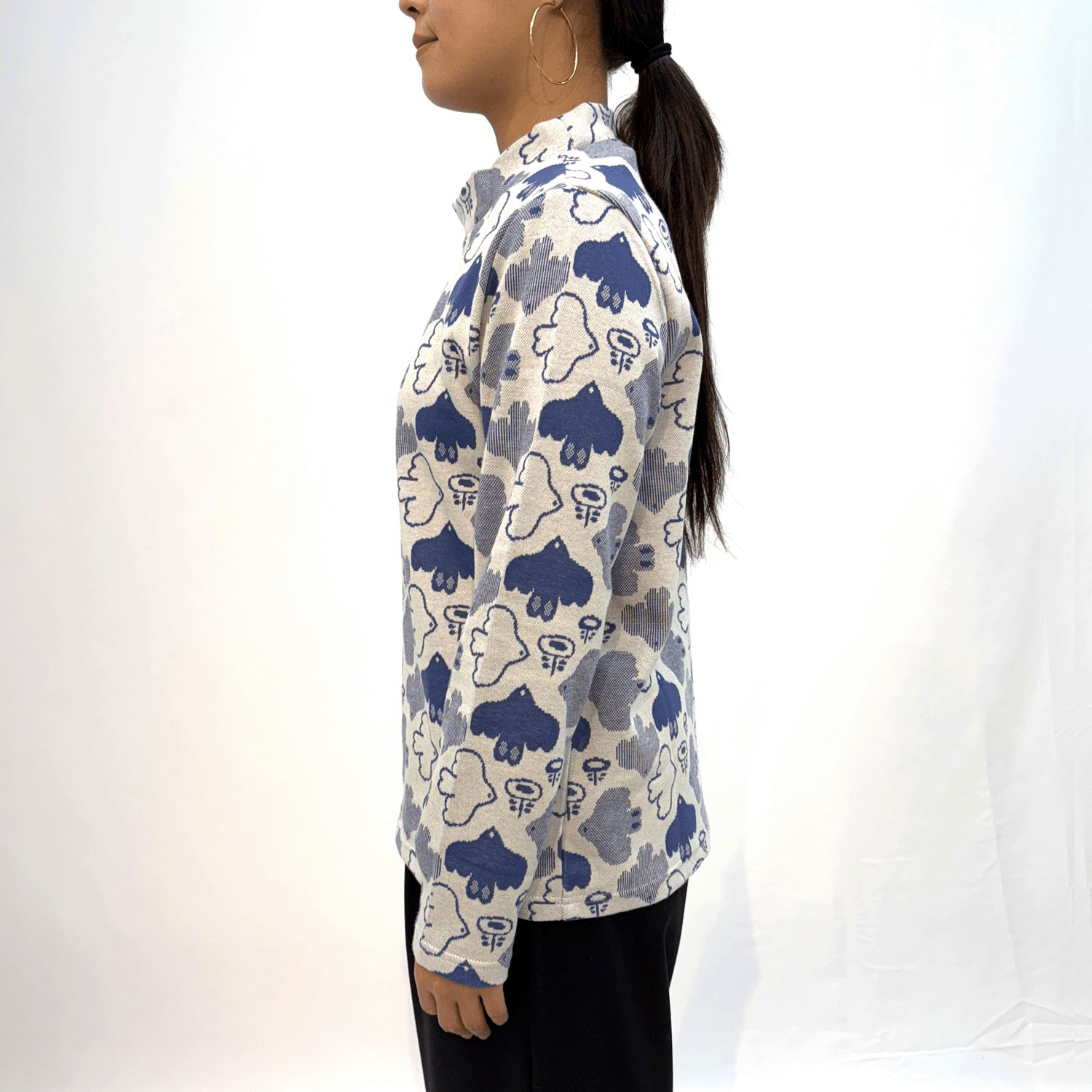 T’BIS STUDIO 長袖バード柄ダブルジャカード起毛ハイネックカットソー - 画像2