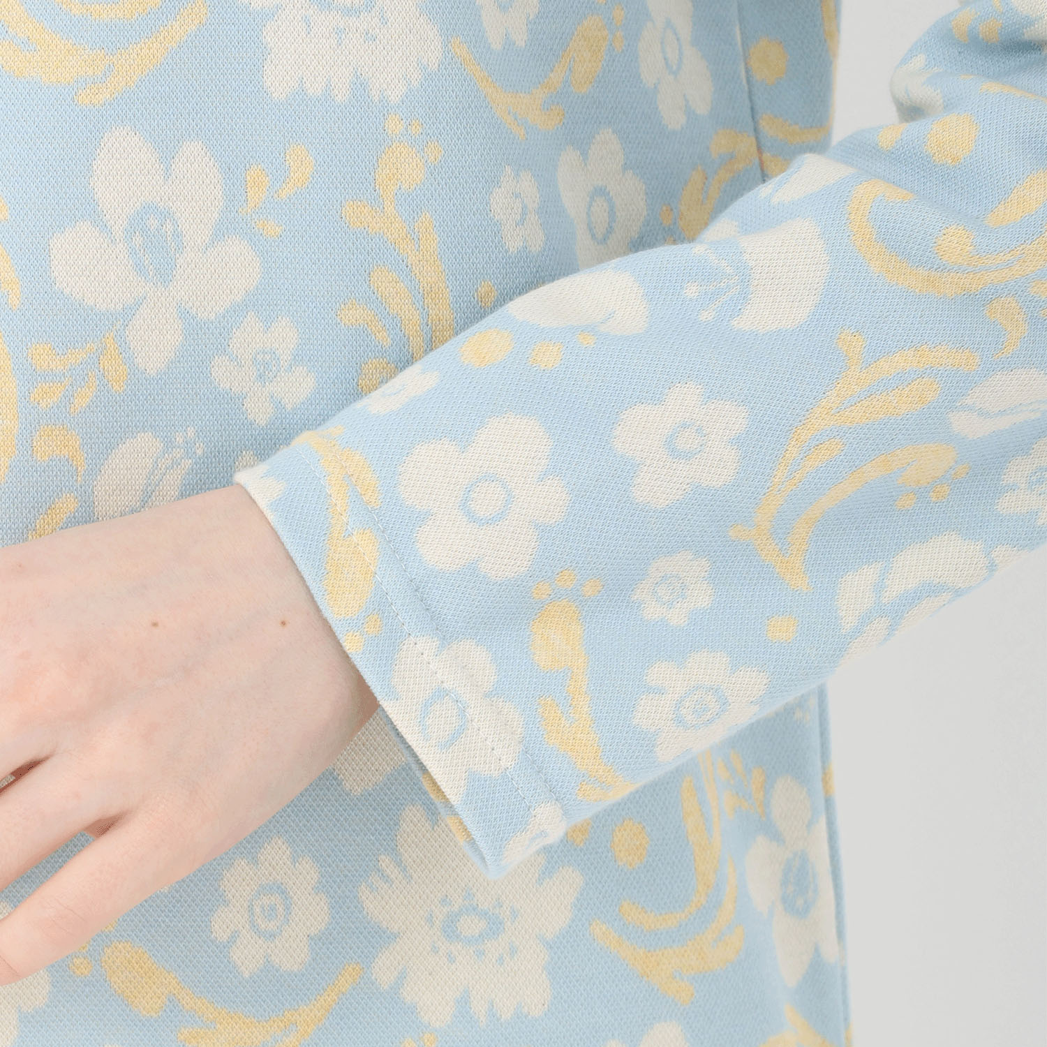 T’BIS STUDIO 長袖ブーケ柄Wジャカードタッククルーネックプルオーバー - 画像7