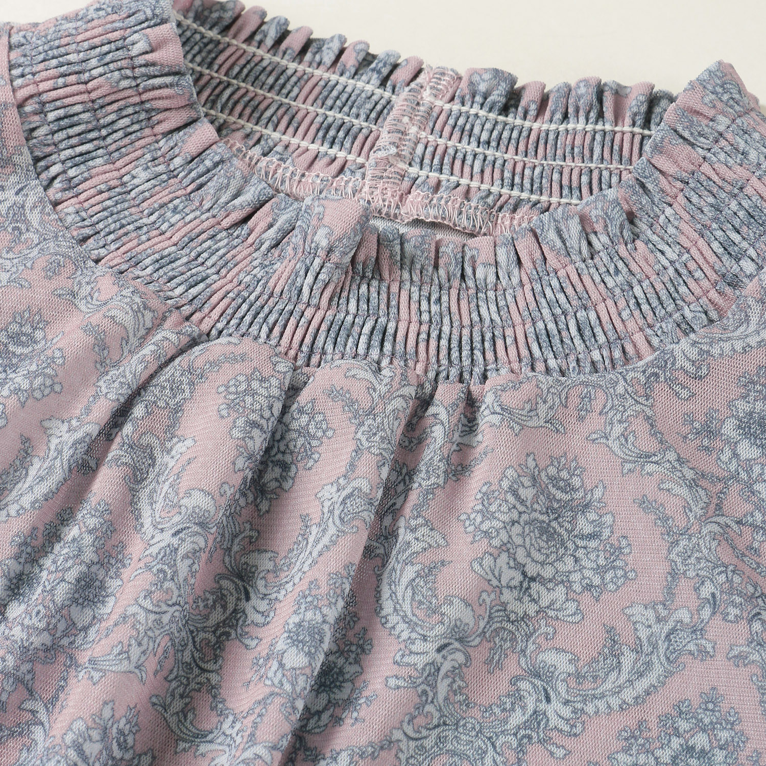 トリプルメッシュ更紗柄シャーリングハイネック七分袖プルオーバー - 画像4