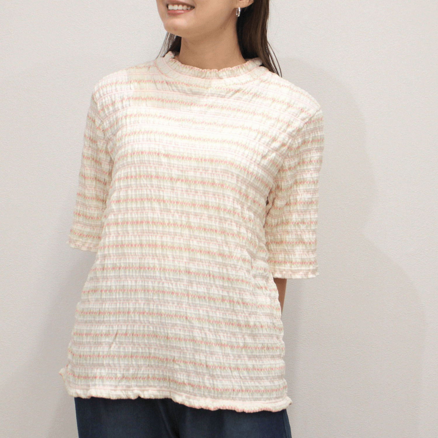 T’BIS STUDIO シャーリングジャカード小花柄ハイネック5分袖Tシャツ - 画像1