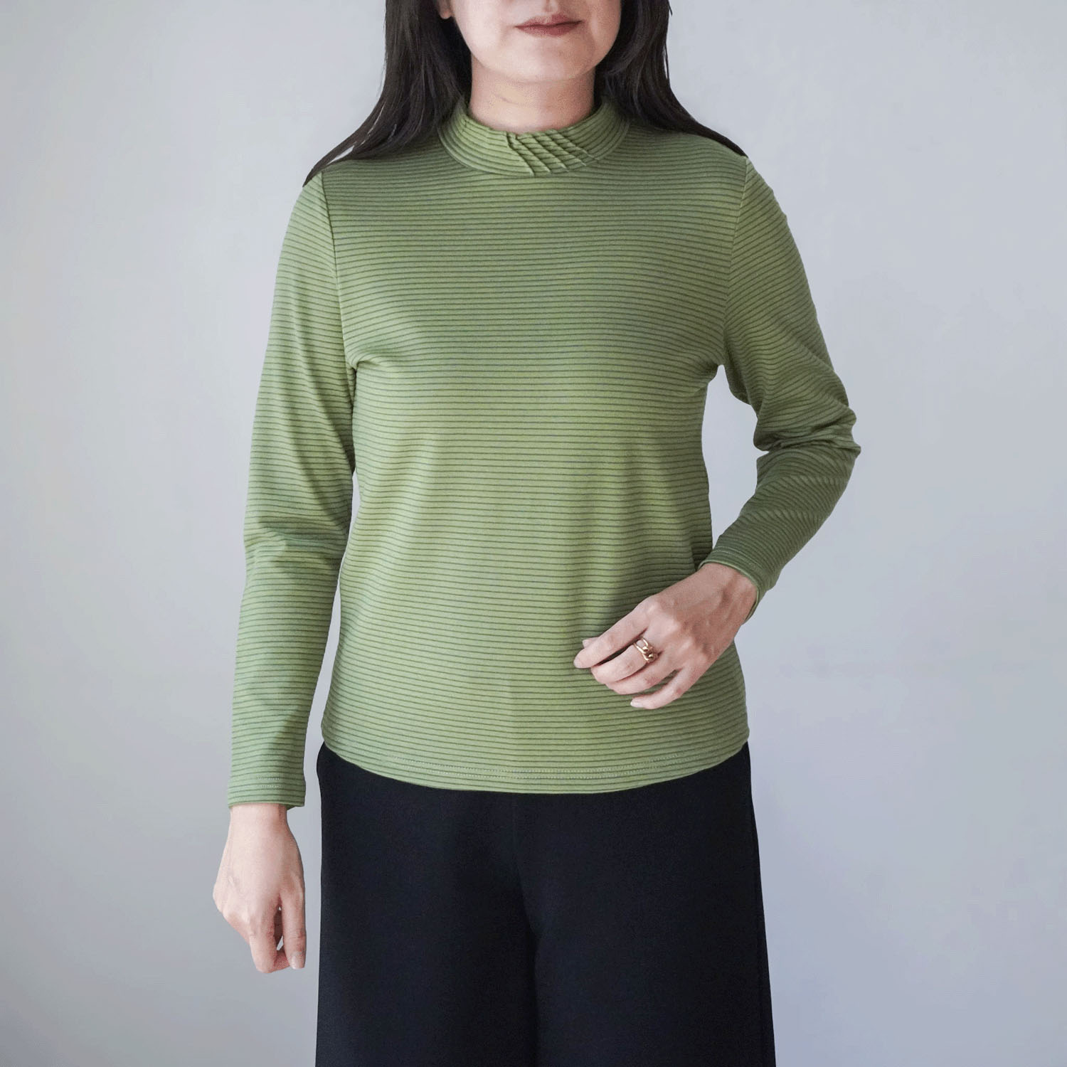 ピンタックハイネックボーダー