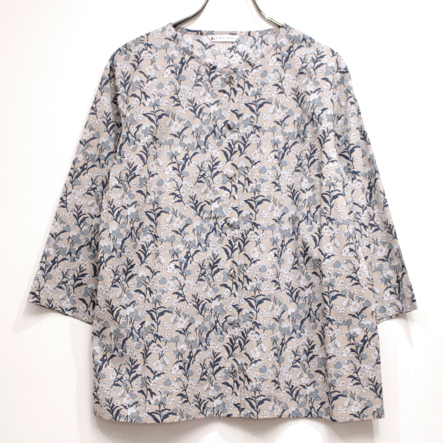 T’BIS STUDIO 7分袖ボタニカル柄ラウンドネックシャツ