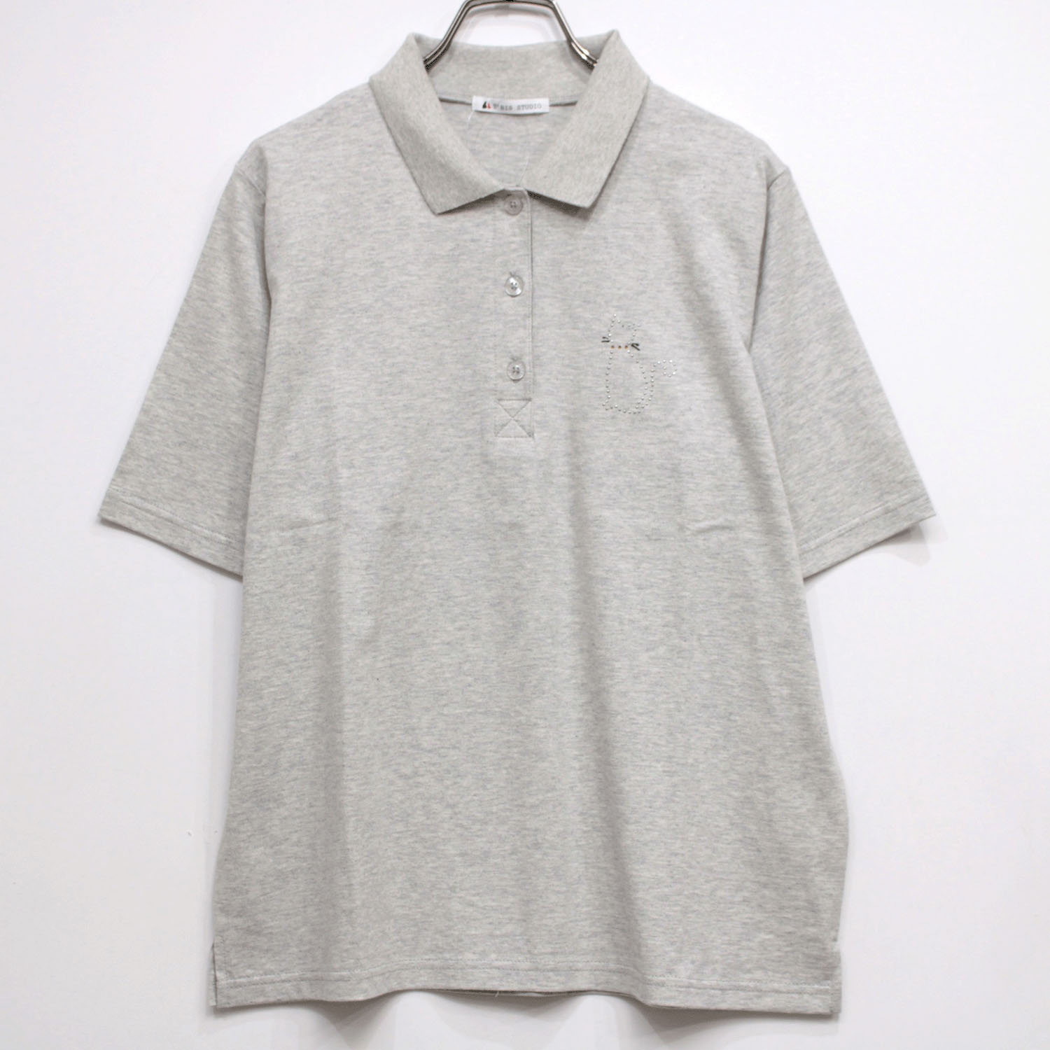 T’BIS STUDIO 冷感ラインストーンネコちゃん半袖ポロシャツ - 画像1