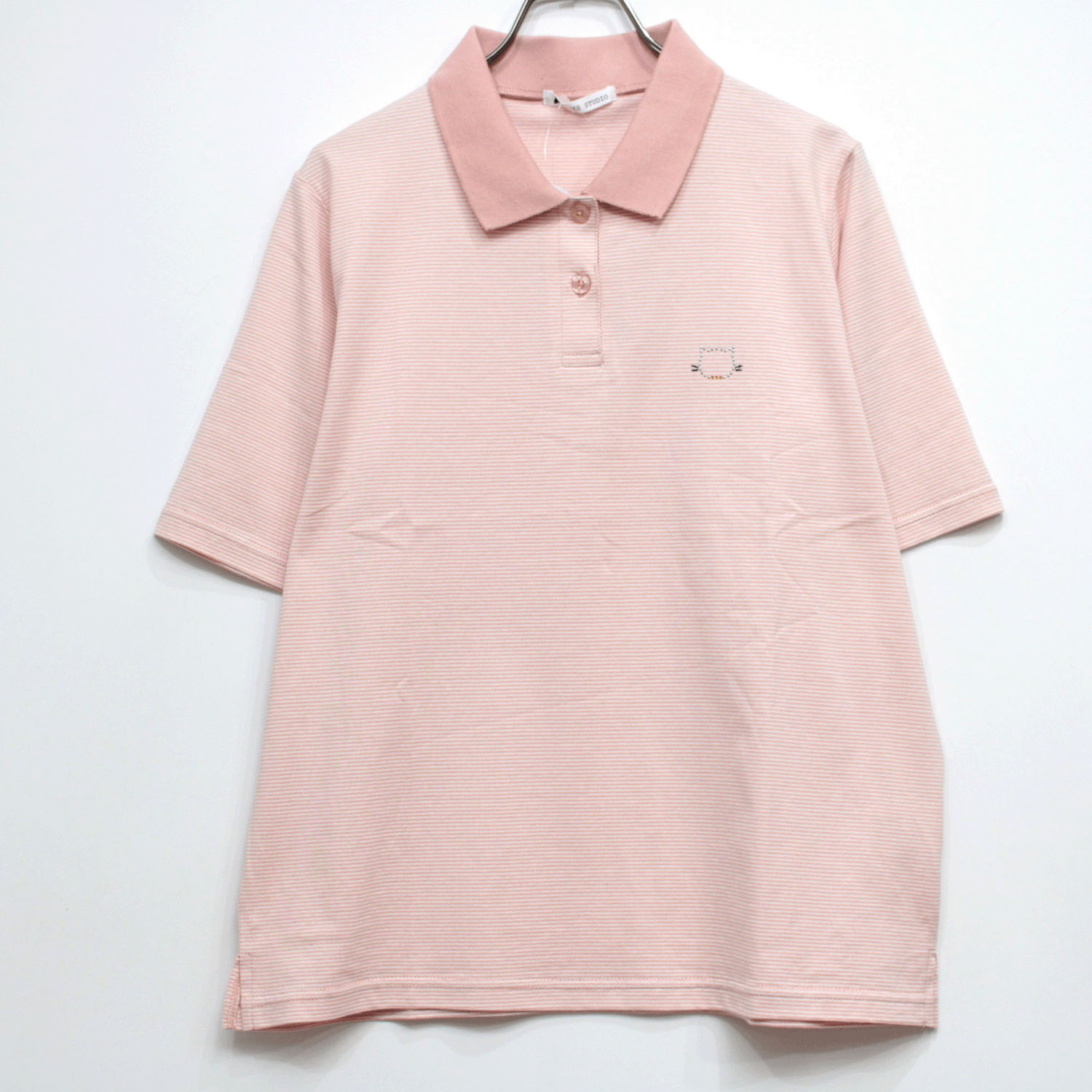 T’BIS STUDIO 冷感キラキラ首輪ネコワンポイント天竺ボーダー半袖ポロシャツ - 画像1