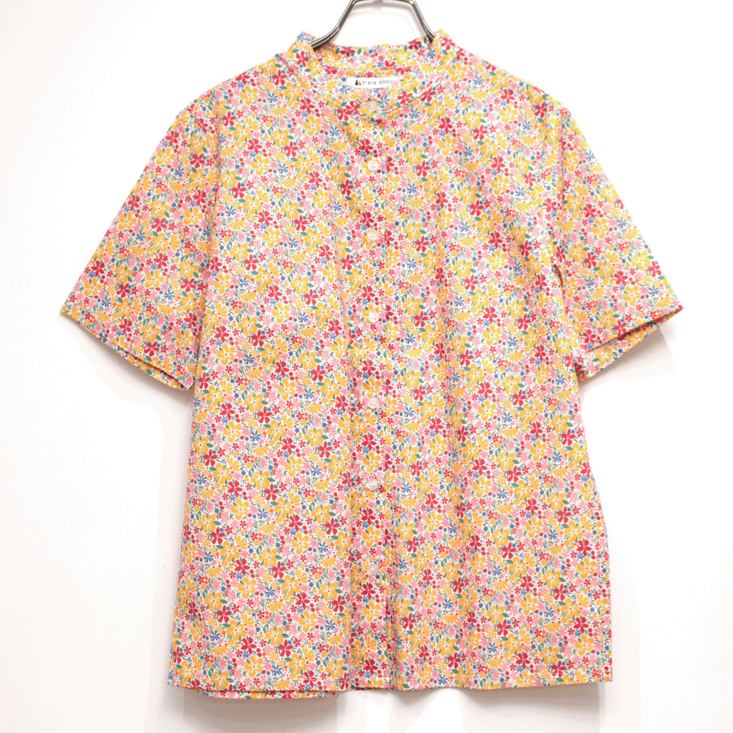 T’BIS STUDIO 花柄プリントスタンドネック半袖シャツ - 画像1