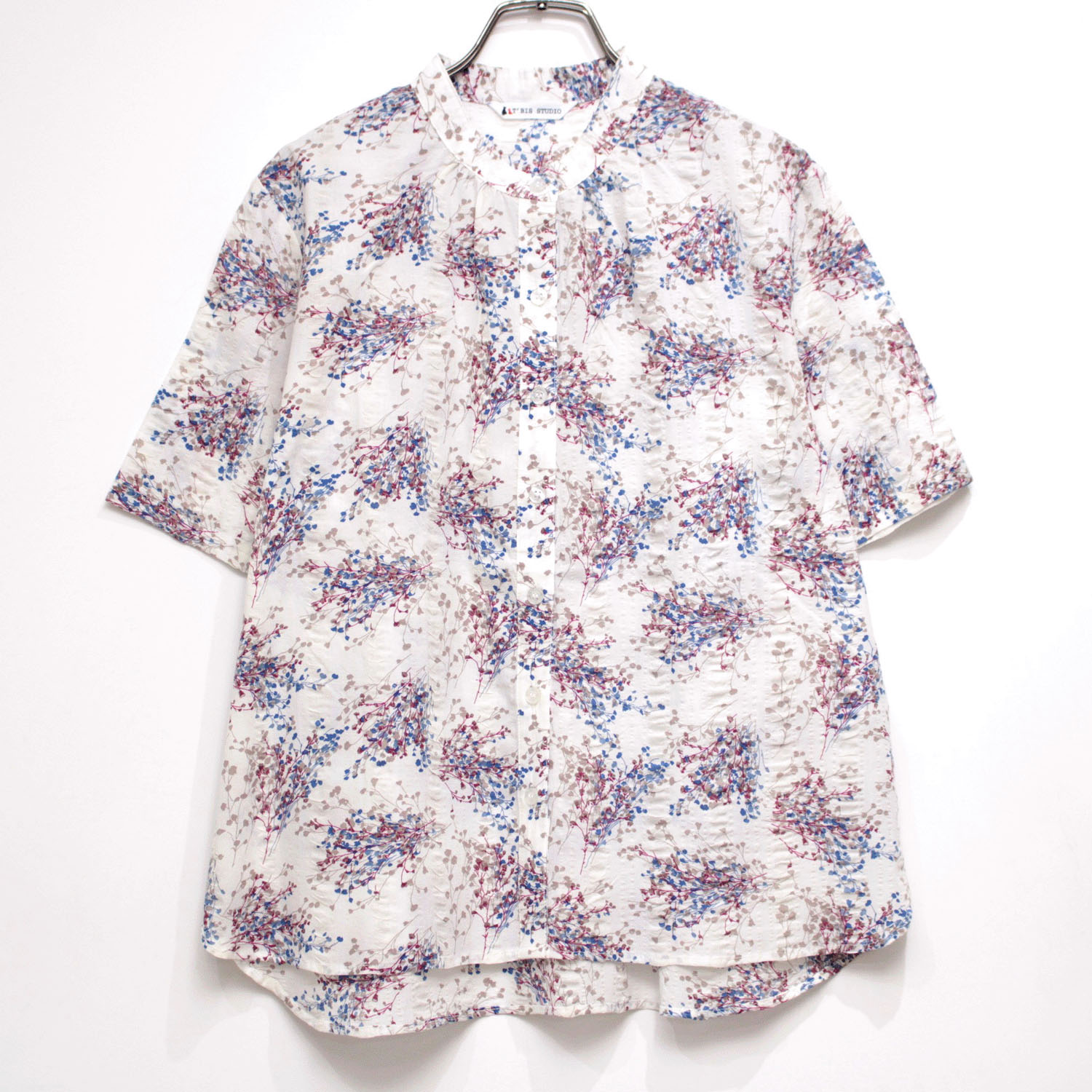 T’BIS STUDIO カスミソウ柄プリント半袖スタンドネックシャツ - 画像1