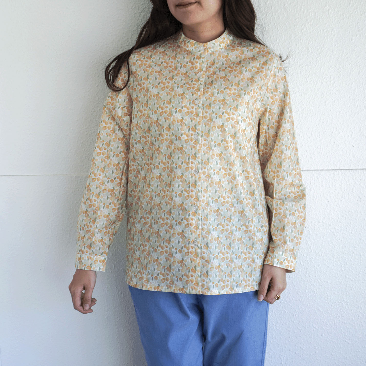 T’BIS STUDIO 長袖小花プリントスタンドネックシャツ - 画像1