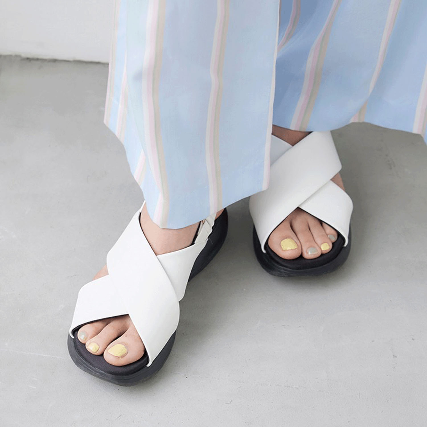 AcureZ 「軽×ラクサンダル」クロスベルトサンダル AO－10217