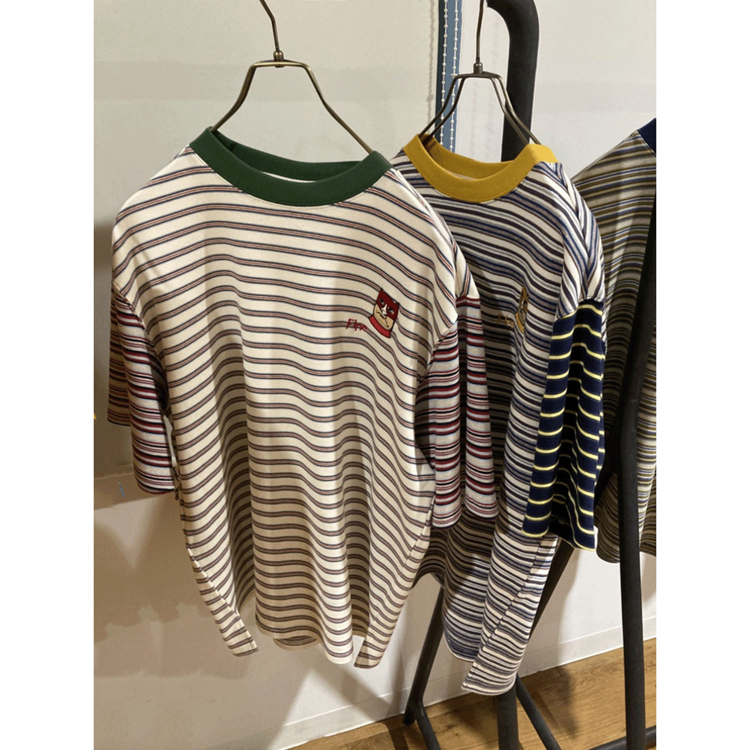 【12／17まで予約受付中】HUMAROUS  Fine Line Border Tee - 画像3