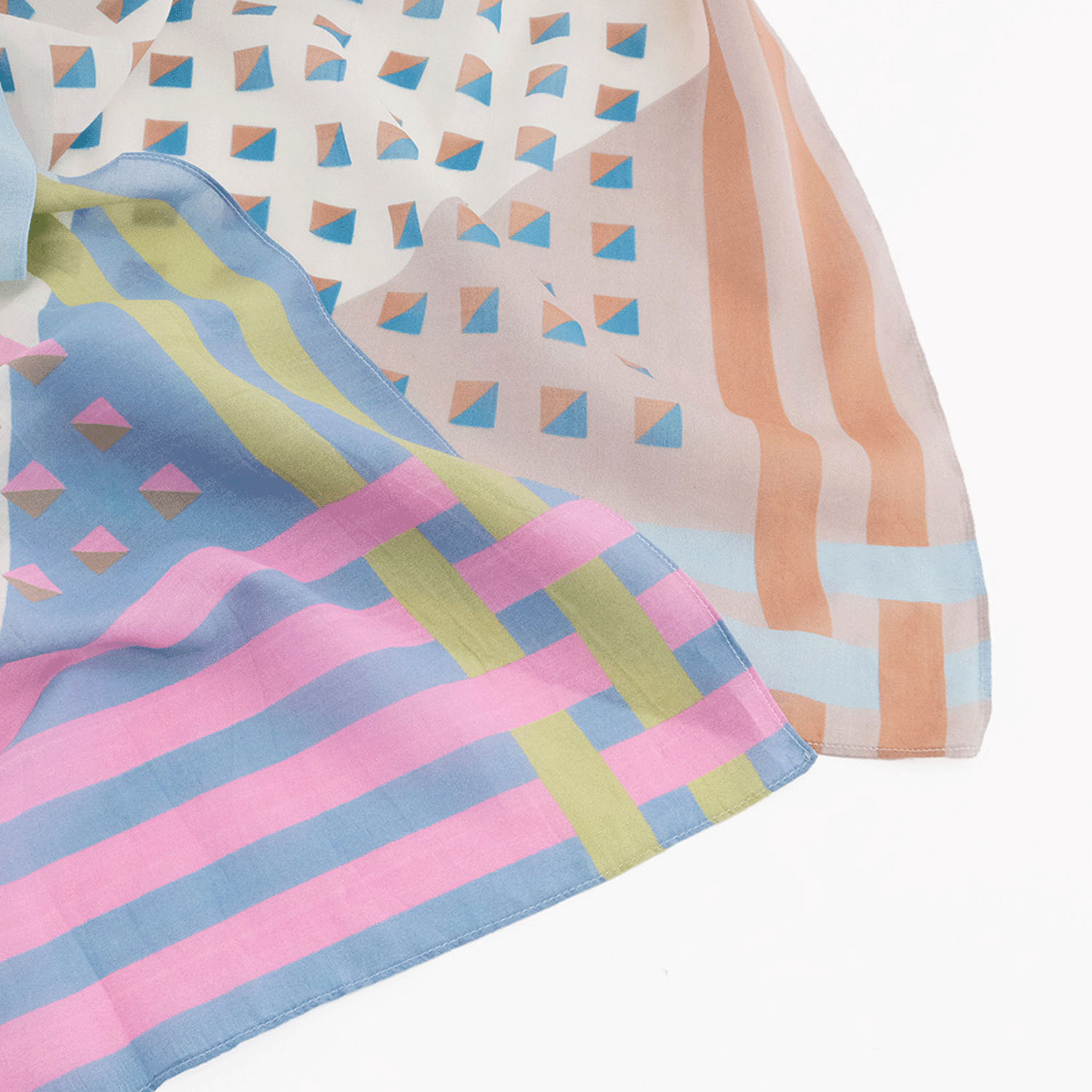 いろいろな角度から楽しめる幾何学模様のスカーフ - 画像7